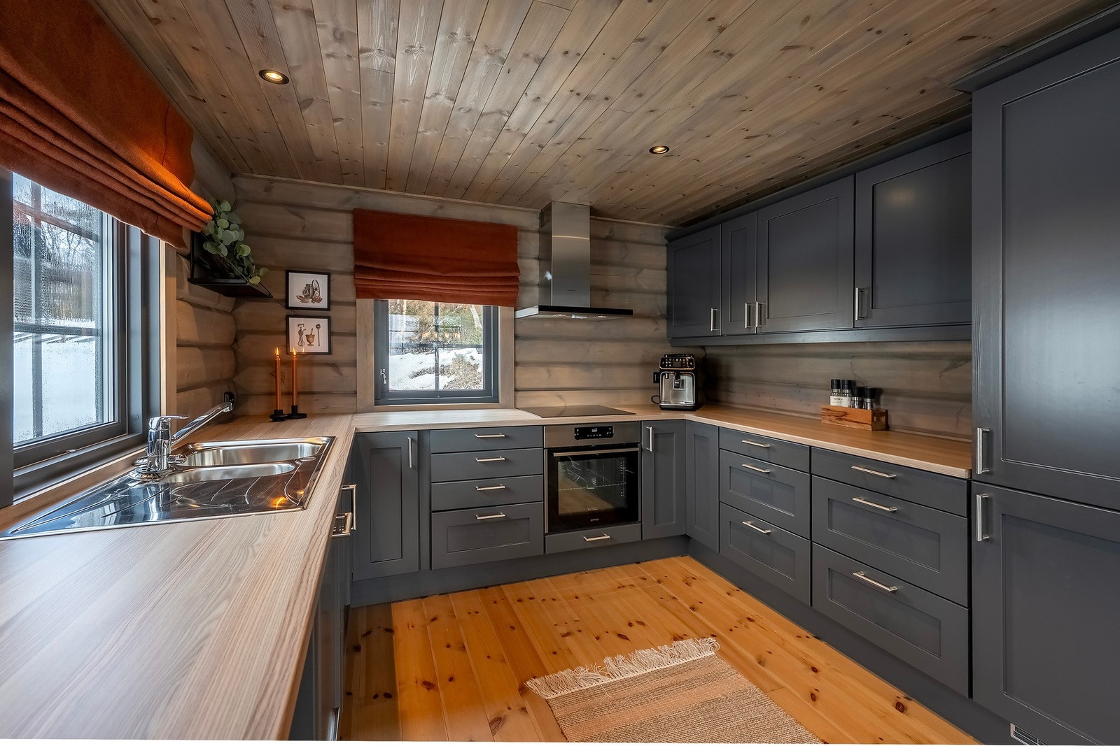 Her finner du integrerte hvitevarer som: stekeovn, oppvaskmaskin, kjøkkenvifte, kjøl- og fryseskap. Galleribilde