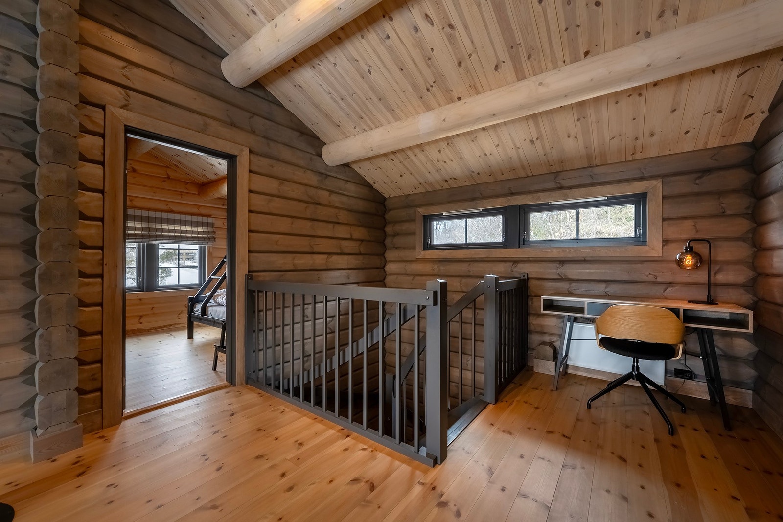 Her oppe finner du bla: loftstue, 3 soverom og eget bad. Galleribilde