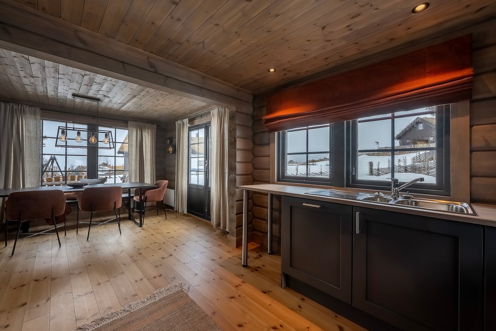 Godt med naturlig lys i etasjen da det er store og mange vindusoverflater. Galleribilde