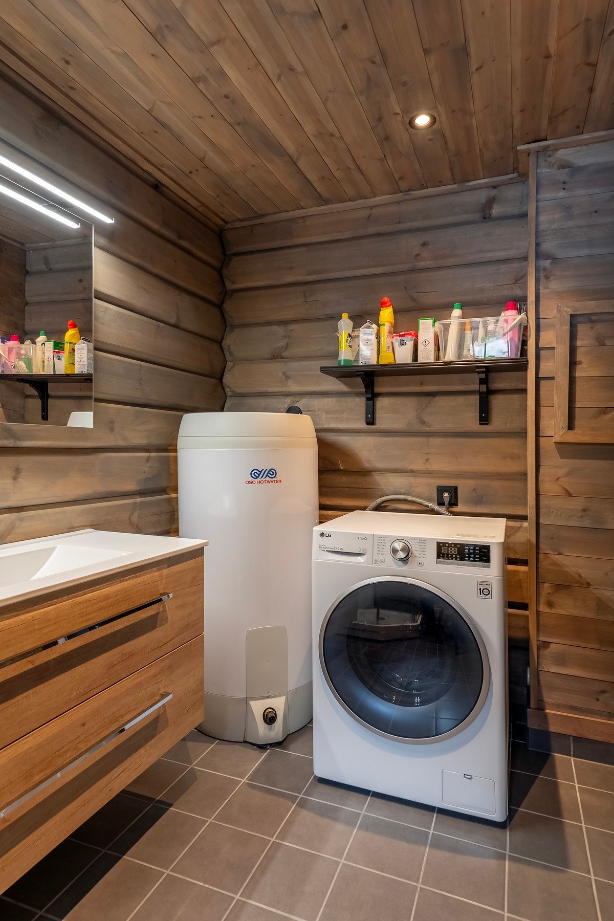 Det er også opplegg til vaskemaskin på dette badet. Galleribilde