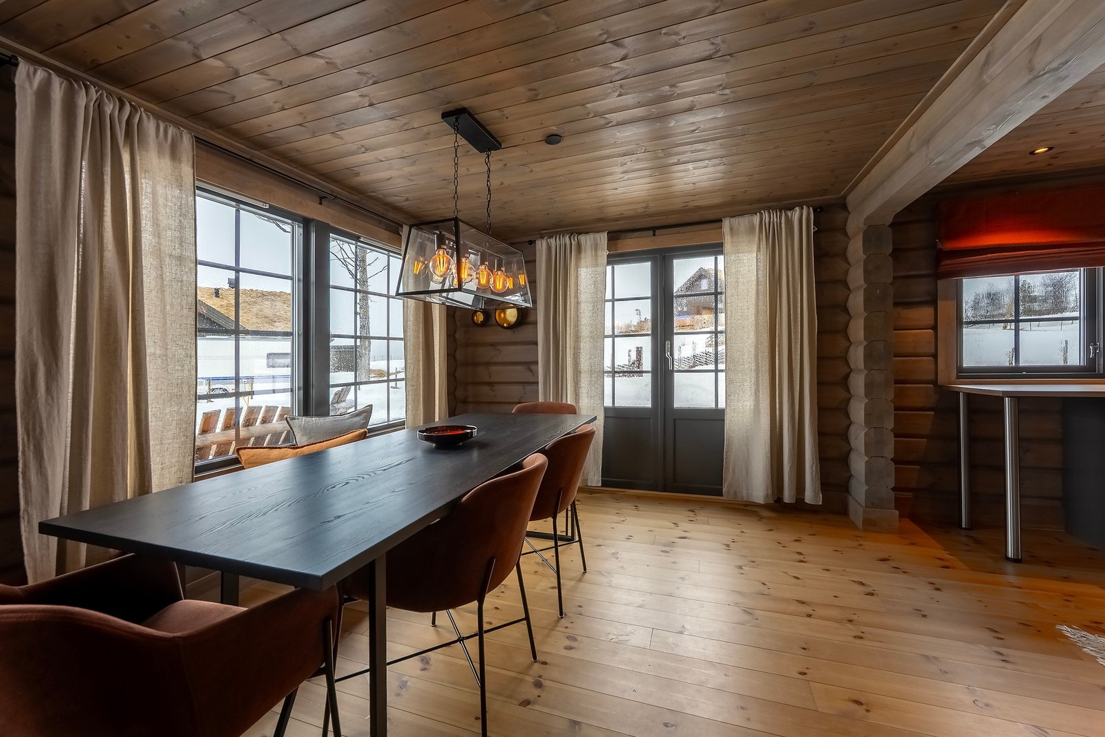 Fra spisestuen har du direkte utgang til terrassen. Galleribilde