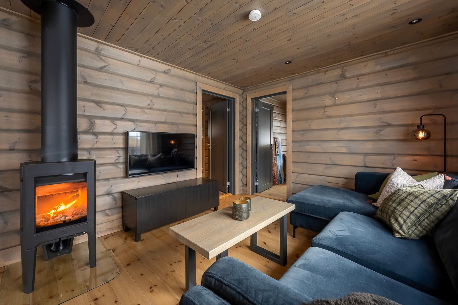 Selve stuen er åpent hele veien til spisestuen og kjøkkenet. Galleribilde