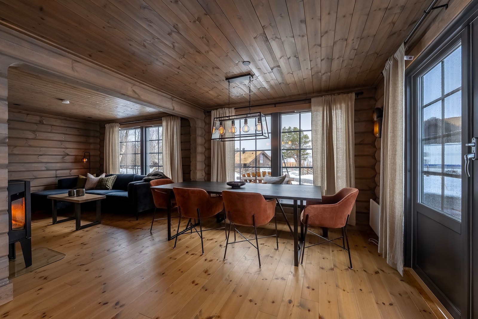 Spiseseksjonen finner sin naturlige posisjon imellom stuen og kjøkkenet. Galleribilde