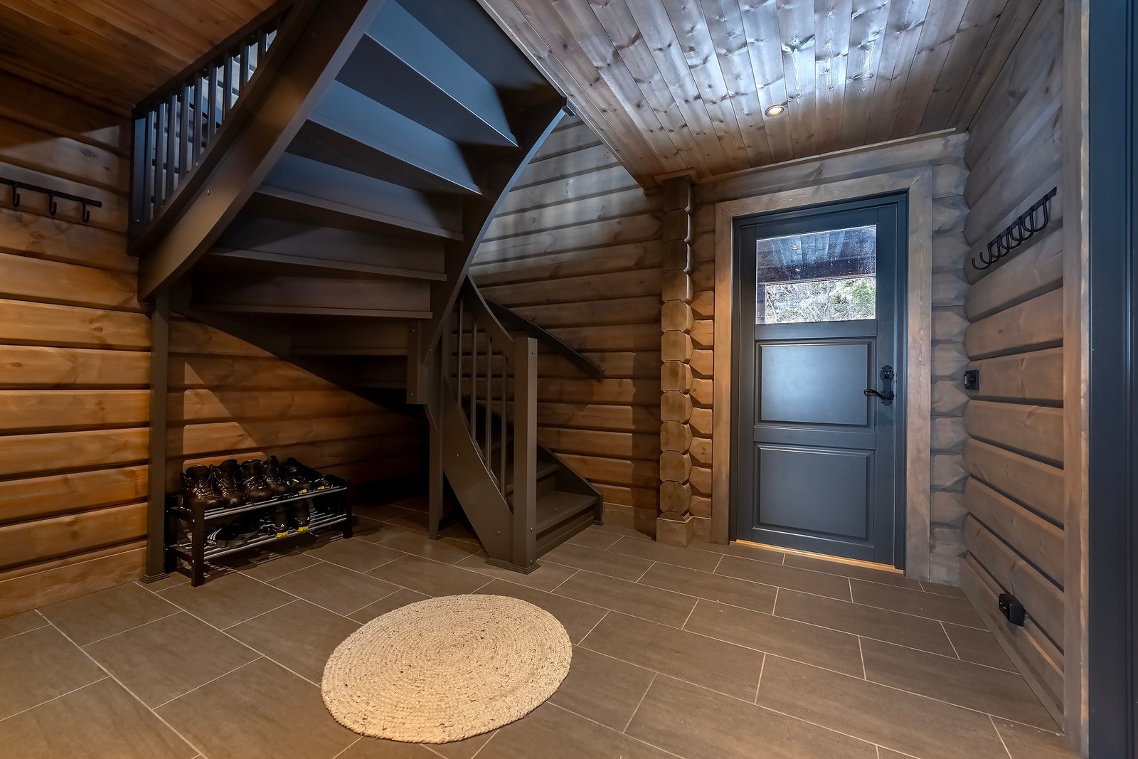 I entréen er det godt med plass for av å påkledning av diverse yttertøy. Galleribilde