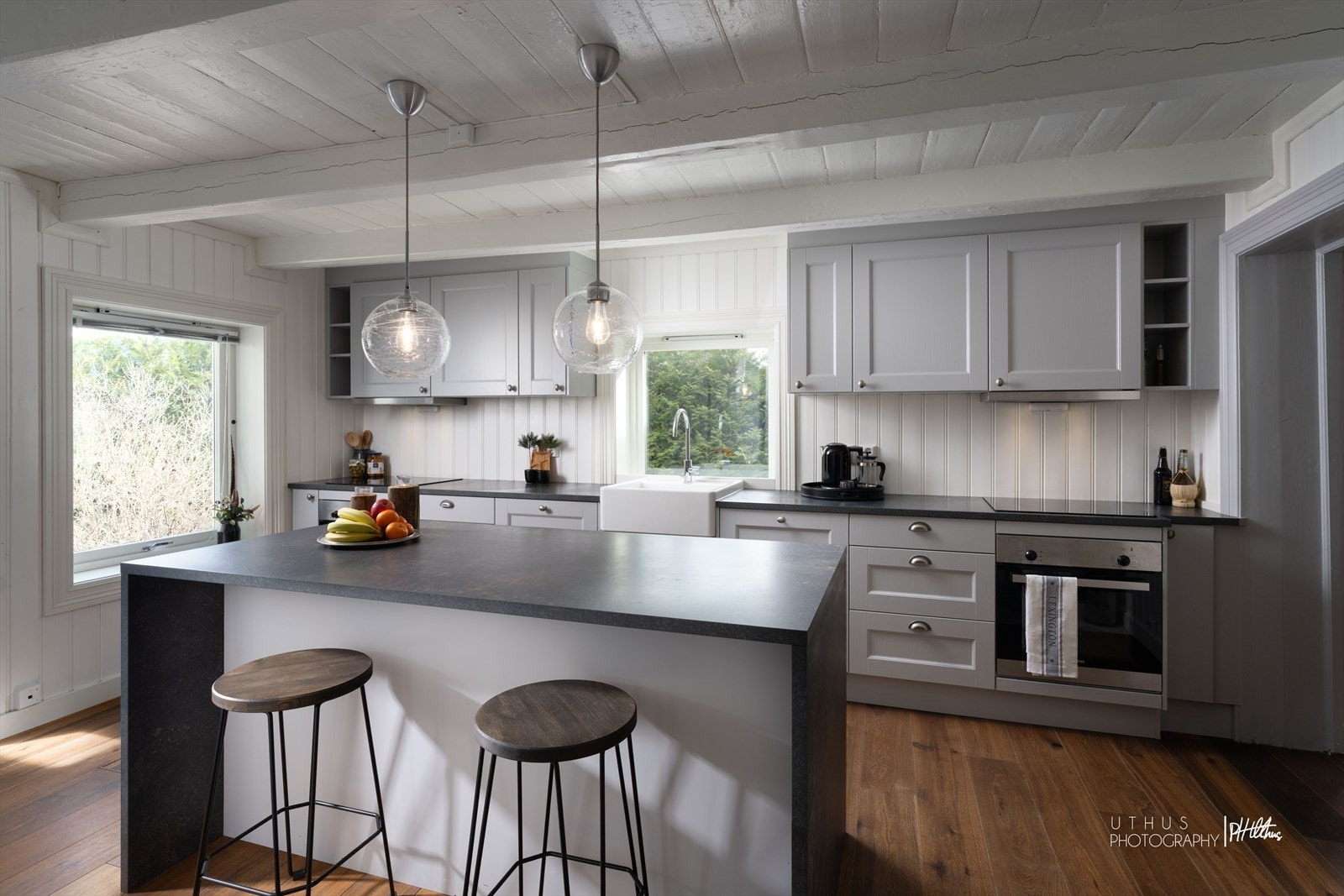 Kjøkkeninnredningen er fra Huseby og ble montert i 2020. Den består av benkeskap, overskap og kjøkkenøy, med profilerte fronter i
grå utførelse og benkeplate i laminat. Galleribilde