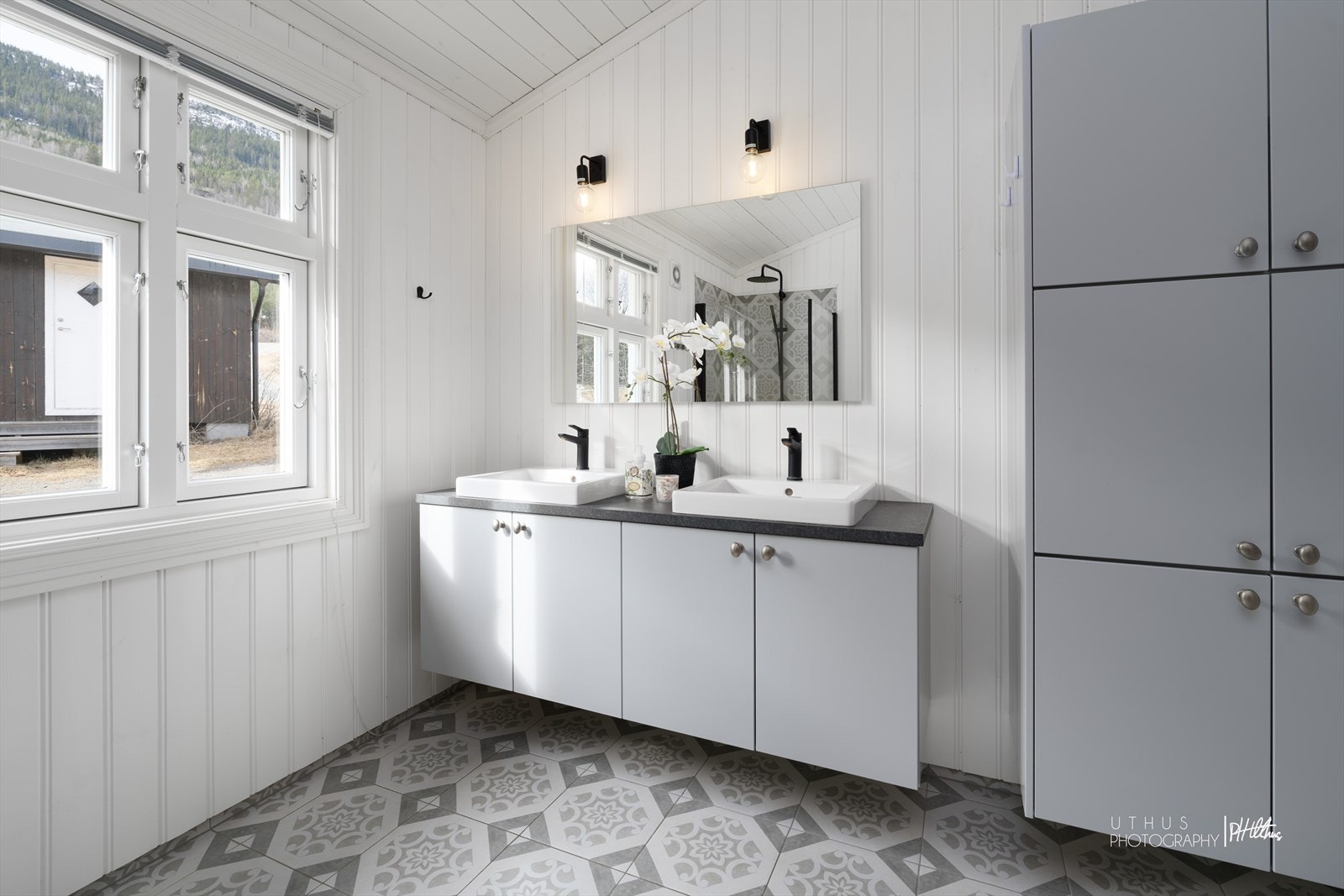 Badet er bygget i henhold til den tekniske forskriften TEK17, som var gjeldende på byggingstidspunktet. Gulvet er flislagt, mens vegger og
tak er malt panel, med fliser i dusjsonen. Galleribilde