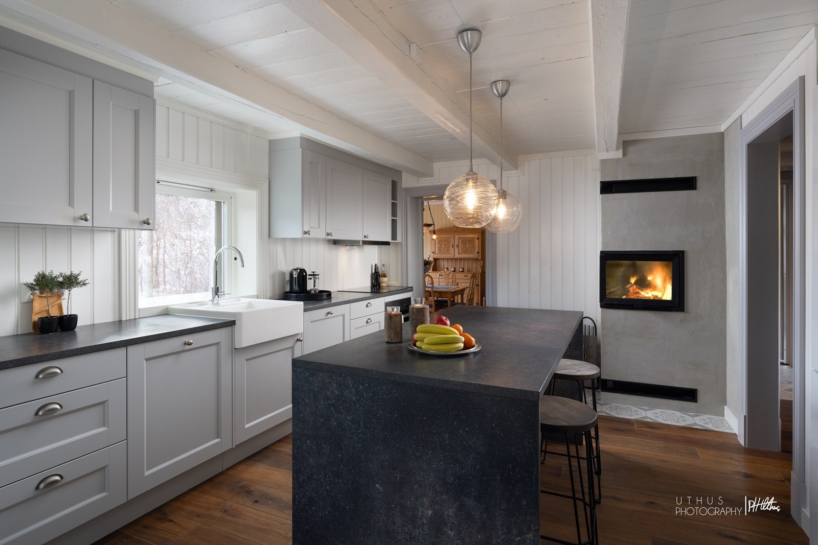 Kjøkkenet er utstyrt med to kjøl/fryseskap, to stekeovner og to platetopper med tilhørende ventilatorer. Ventilatorene over platetoppene er koblet til avtrekk som leder luften ut i friluft. Galleribilde