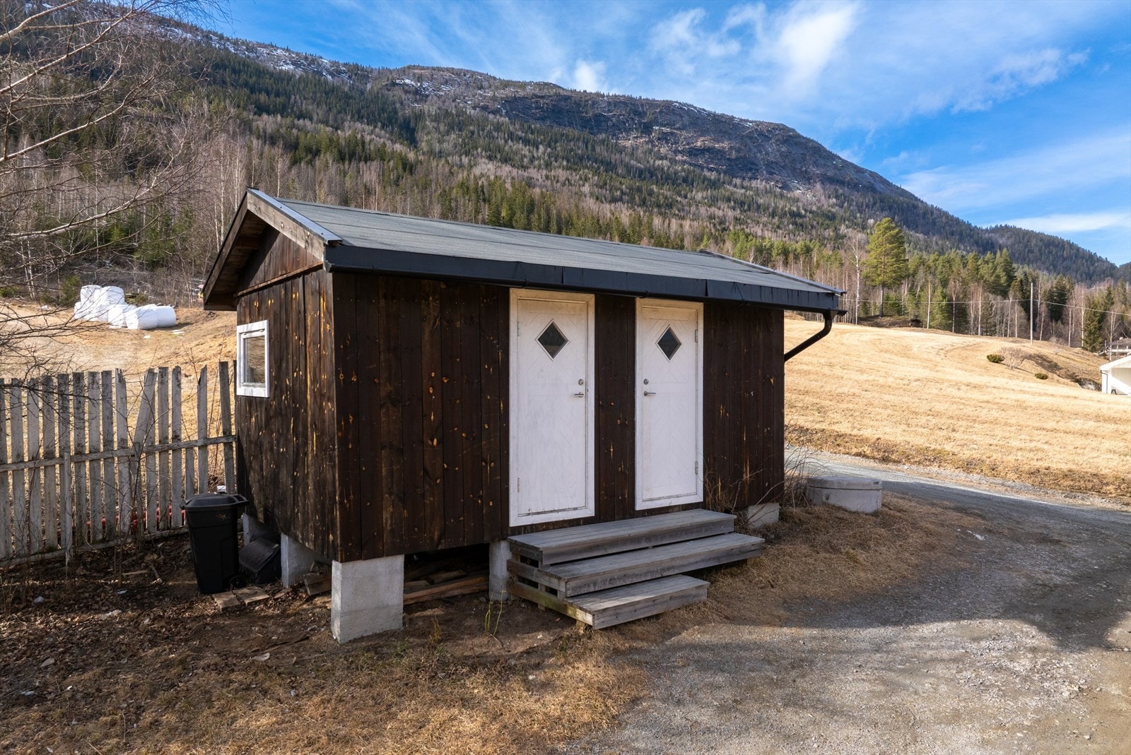 Uthus fra 2016 med boder. Galleribilde