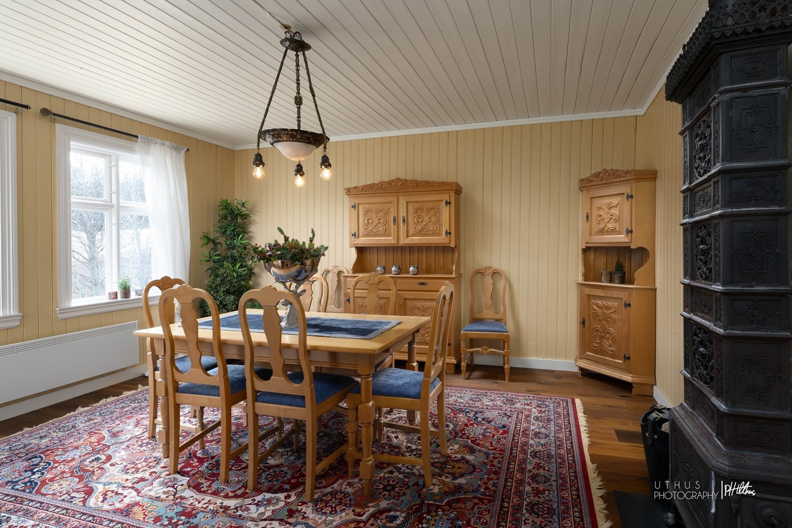 Selskapsstuen var ikke omfattet av oppgraderingen i 2020, og er pent bevart. Galleribilde