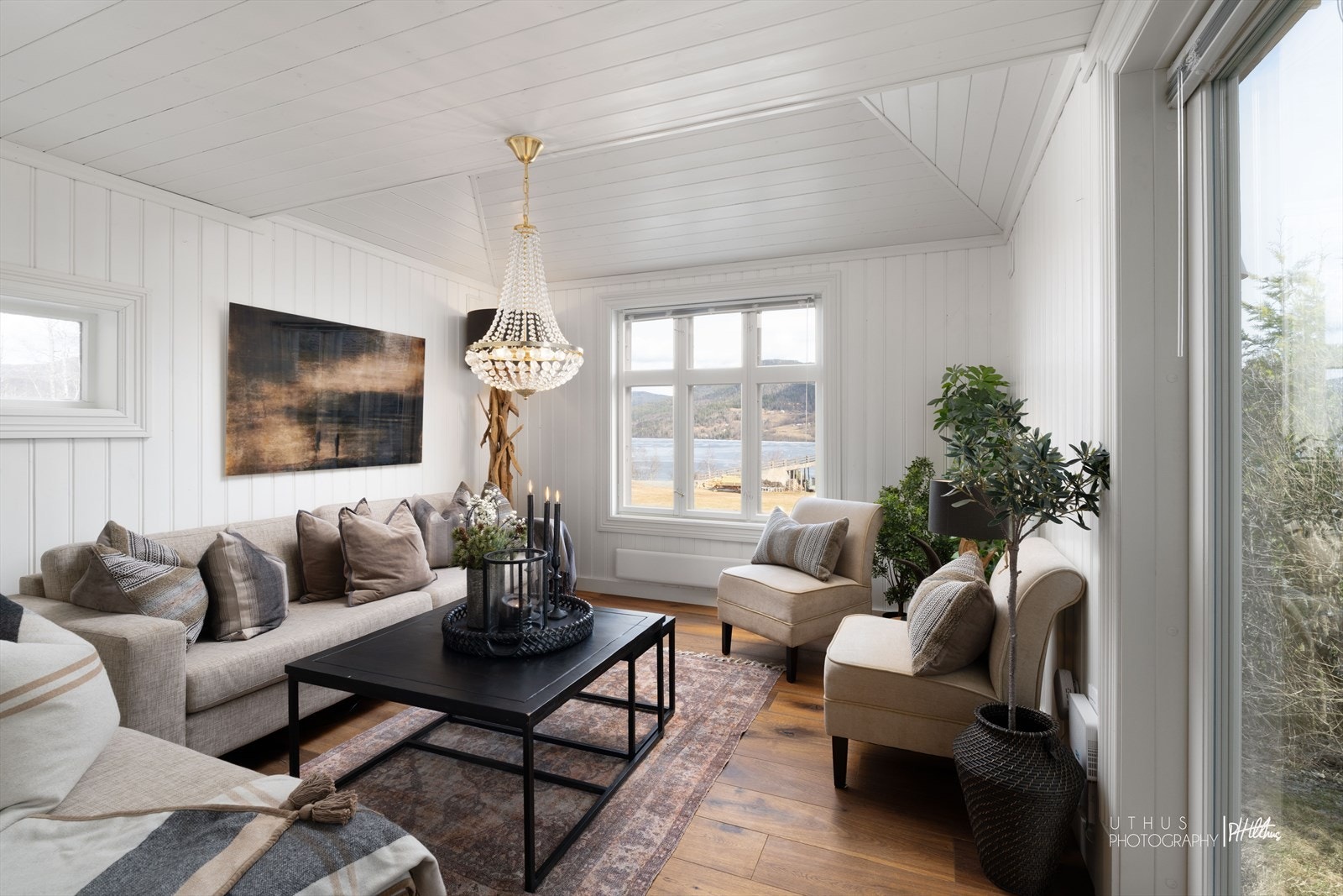 Bygget ble gjennomgående oppgradert innvendig i 2020, med nytt gulv i alle rom, ny panel på vegger og ny panel i taket i stuen i 1. etasje samt taket i 2. etasje. Galleribilde