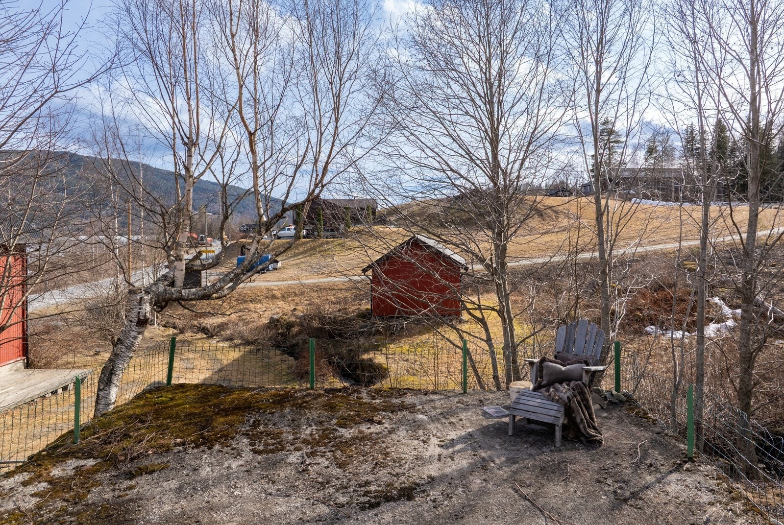 Garasje/stor bod under bakken med tilgang fra Ringnesveien. Galleribilde