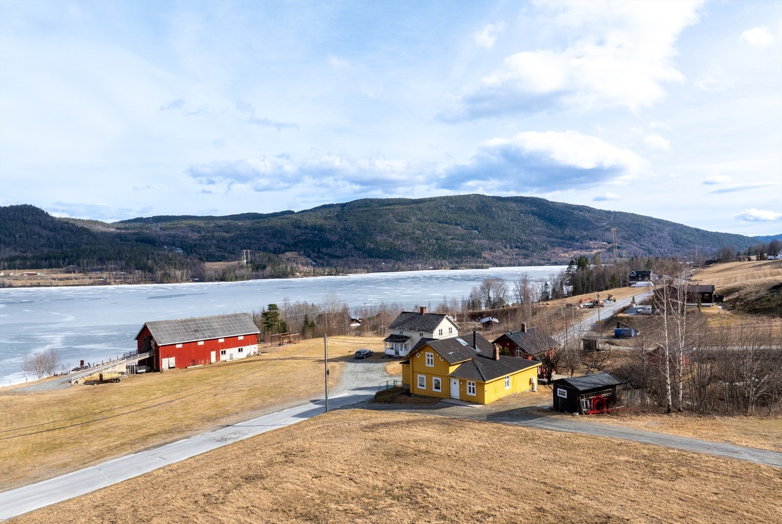 Biloppstillingsplass for 2-3 biler på vestsiden av hytta. Galleribilde