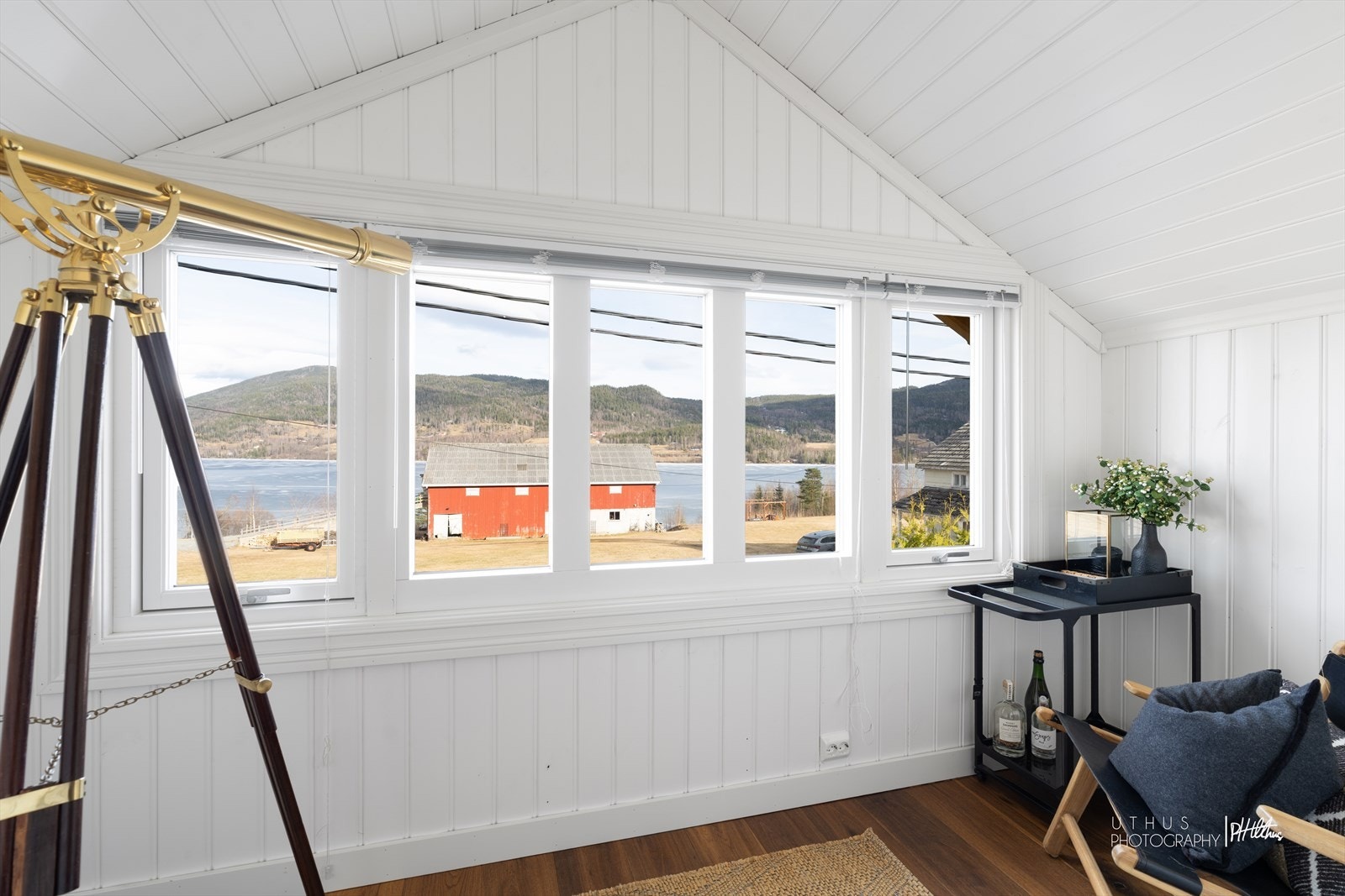 Loftstue med fint utsyn over Krøderfjorden. Galleribilde