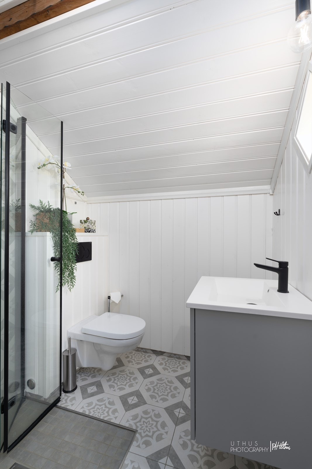 Bad i 2. etasje forbundet med masterbedroom. Galleribilde