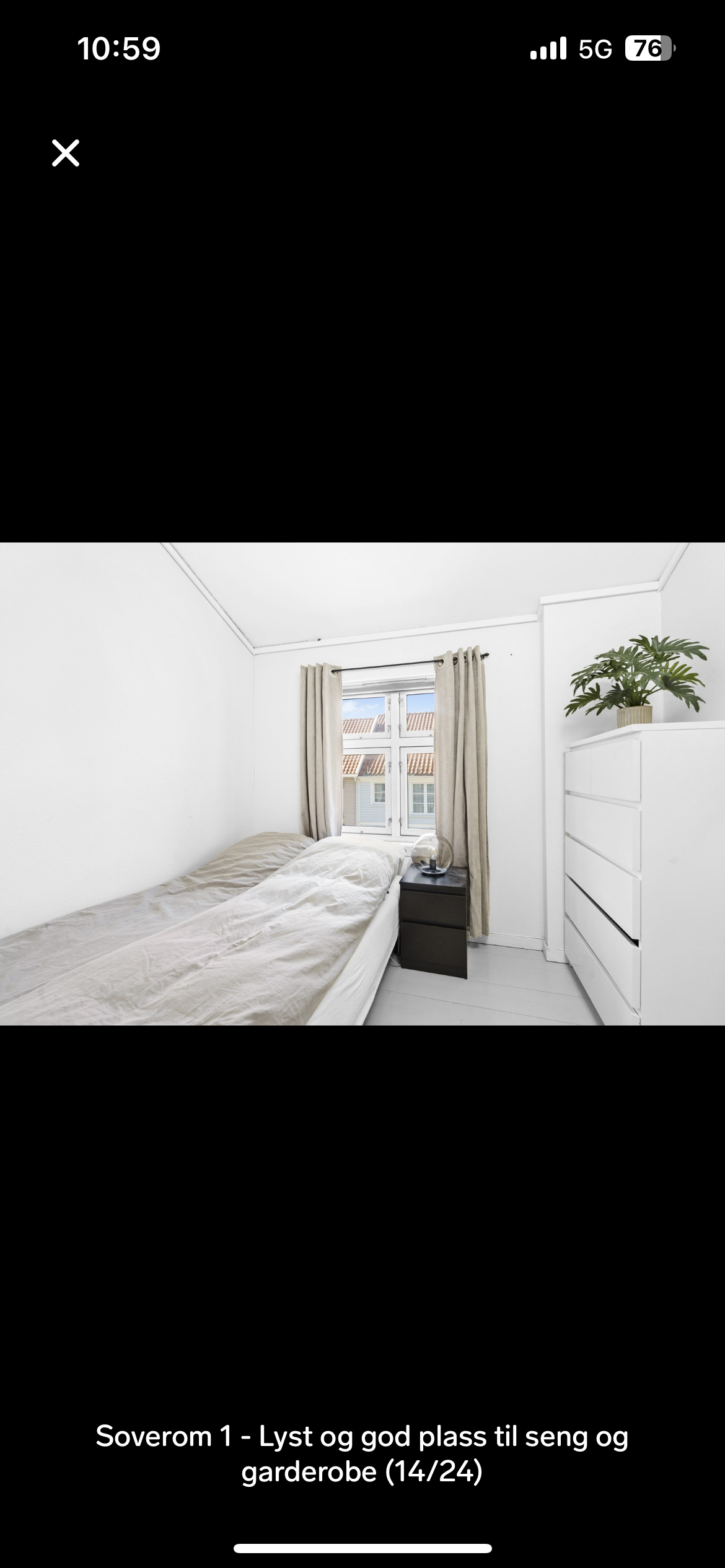 Soverom 1 - Lyst og god plass til seng og garderobe Galleribilde