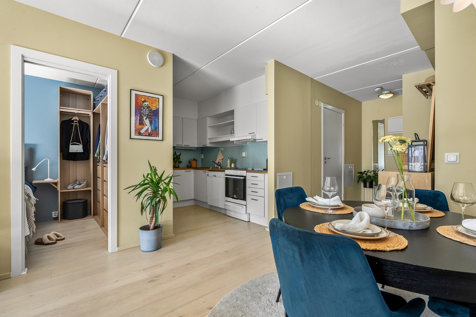 Praktisk kjøkkenhjørne med innredning fra byggeår. Heltre benkeplate og slette hvite fronter. Galleribilde