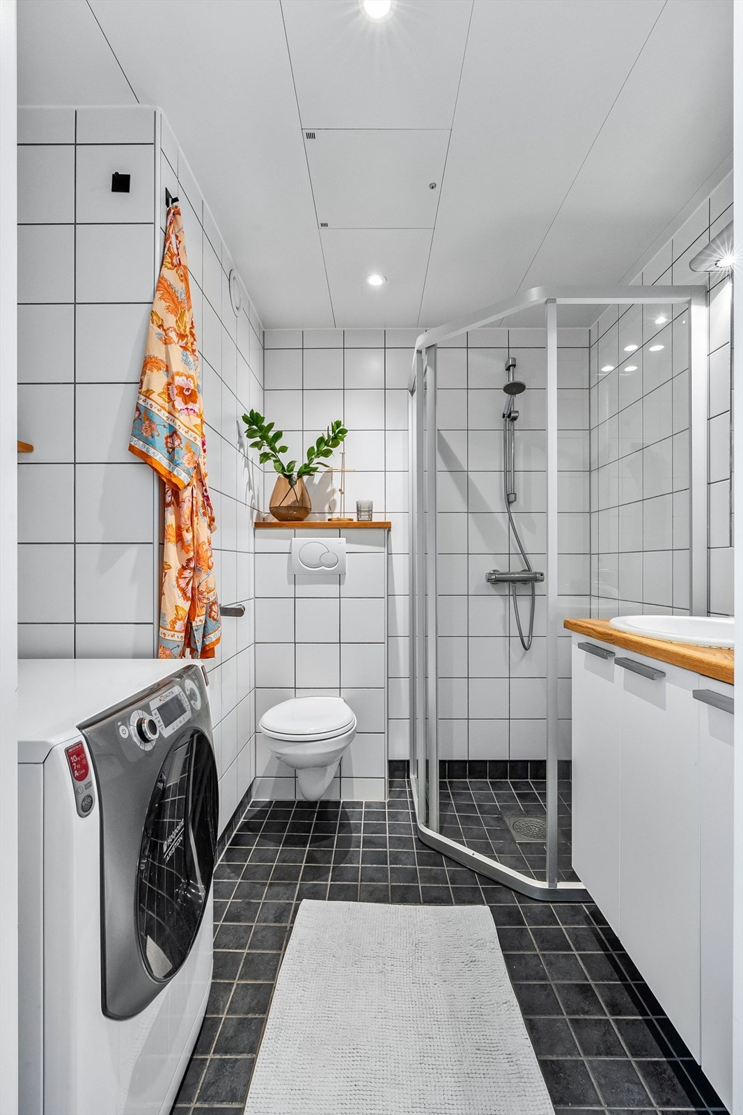 Pent og innbydende bad fra byggeår med opplegg for vaskemaskin. Galleribilde