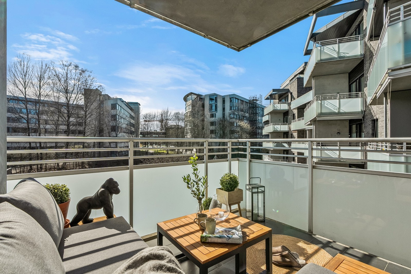 Velkommen til en lys og moderne 2-roms med solrik balkong og en attraktiv beliggenhet på Skøyen presentert av Marius Dyngeland Iversen. Galleribilde