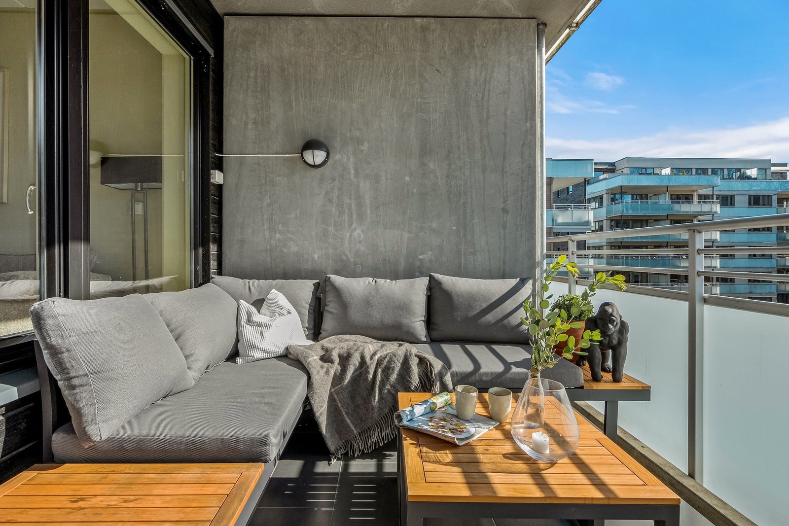 Flott sydvest-vendt balkong på 7m2 med herlige solforhold fra tidlig ettermiddag og utover kvelden. Galleribilde