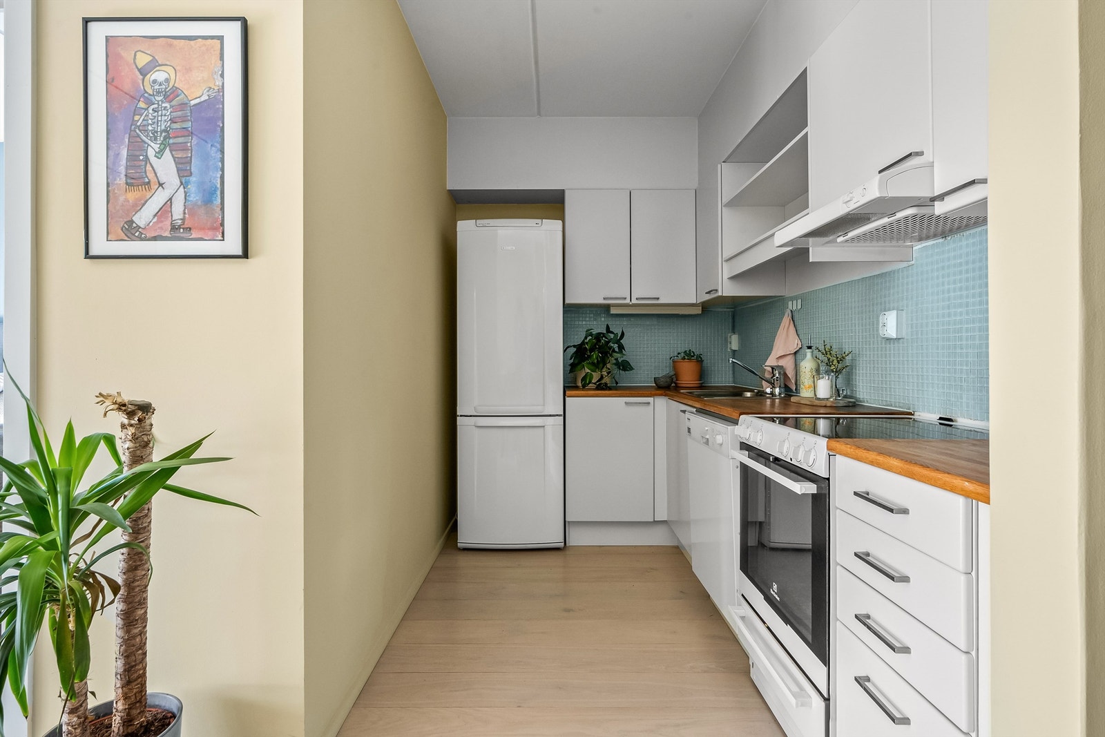 Kjøkkenet er utstyrt med komfyr, oppvaskmaskin, samt kjøl/frys. Hvitevarer på kjøkken medfølger. Galleribilde