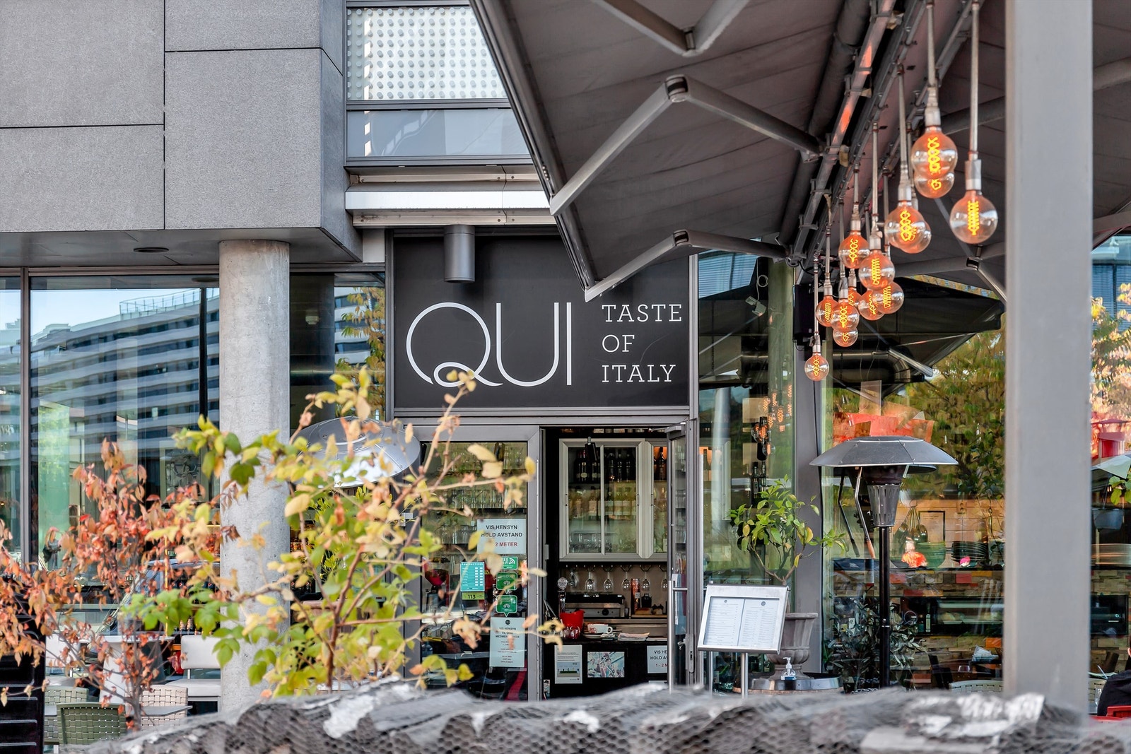 QUI taste of Italy, café og restaurant, samt galleri. Kombinerer kjærlighet til fotografering og mat. Galleribilde