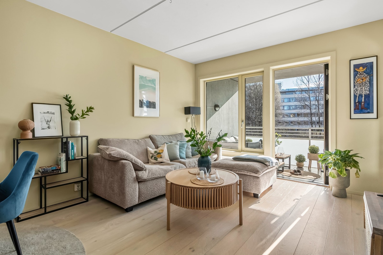 Innbydende stue med store vindusflater som sørger for godt med naturlig lys inn i rommet. Galleribilde