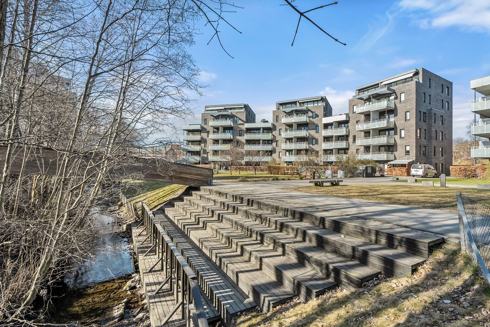 Sameiet har hyggelige og opparbeidede fellesarealer, samt hoffselven rett utenfor døren. Galleribilde