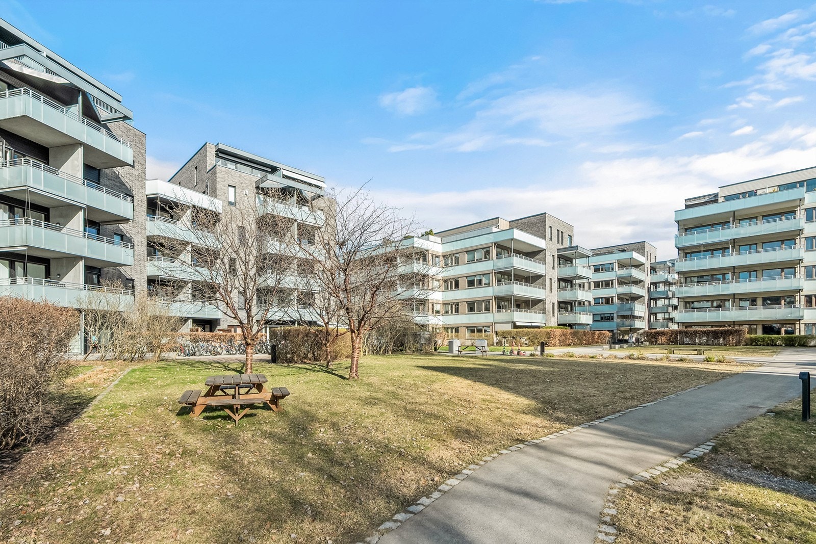 Fellesområdene er opparbeidet med blandt annet internstier og diverse beplantning. Galleribilde