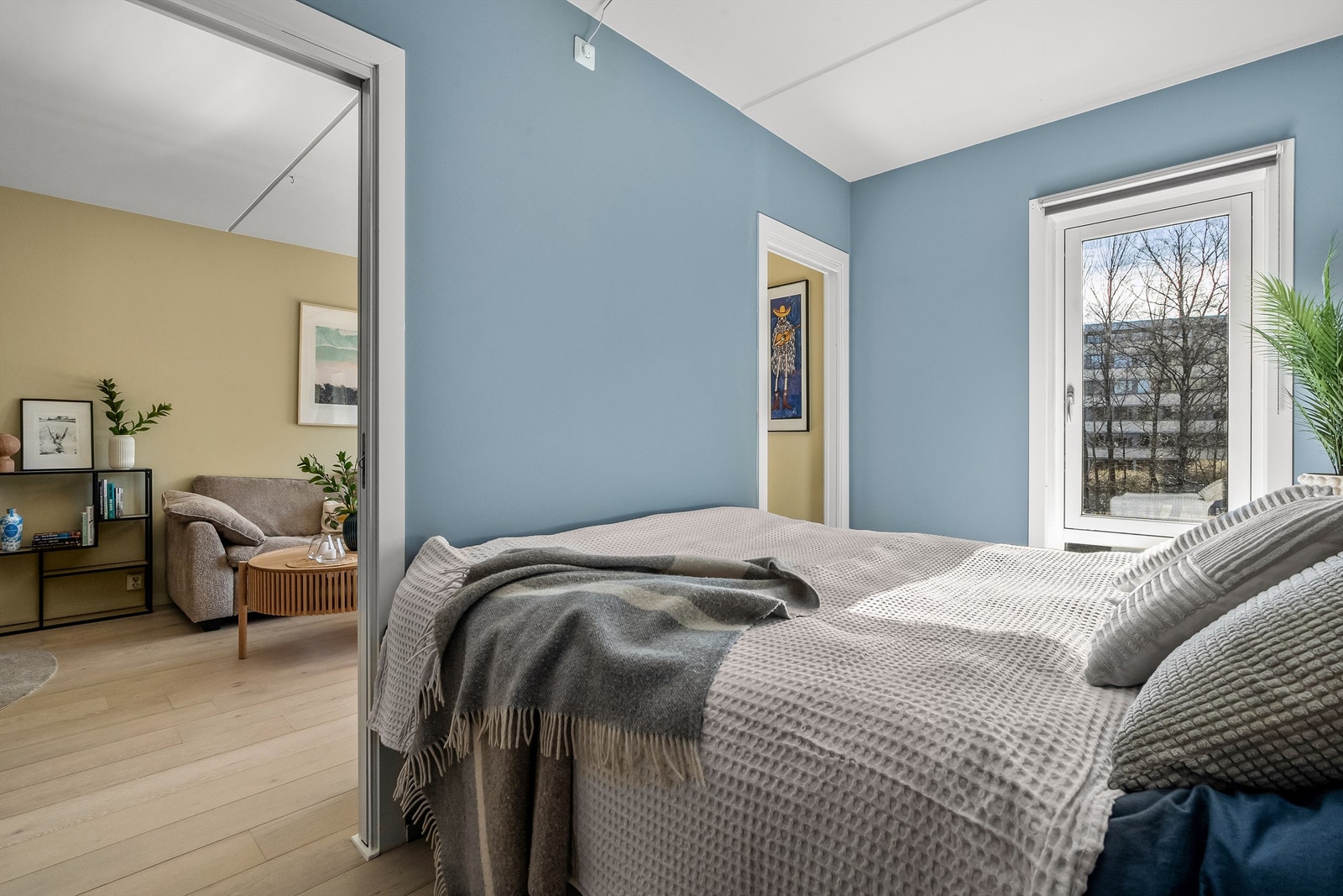 Rommet har en smart utforming med skyvedører på hver side av langveggen. Galleribilde