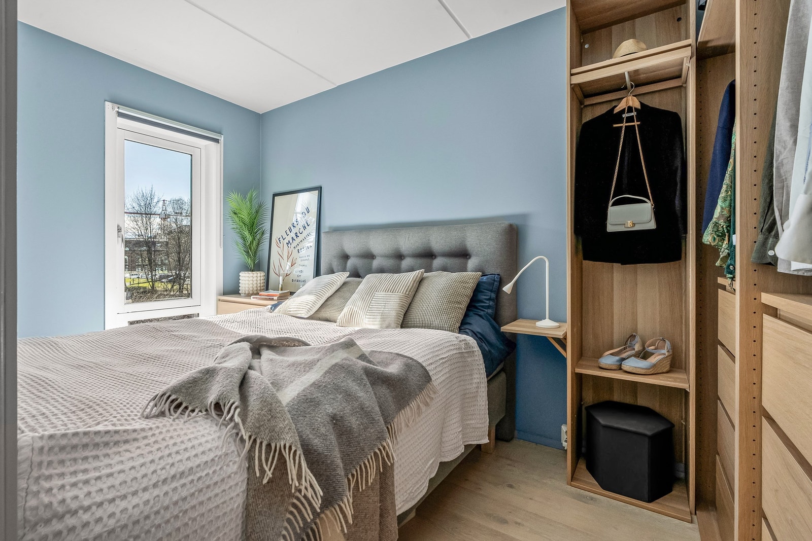 Soverom med plass til dobbeltseng og garderobe. Galleribilde