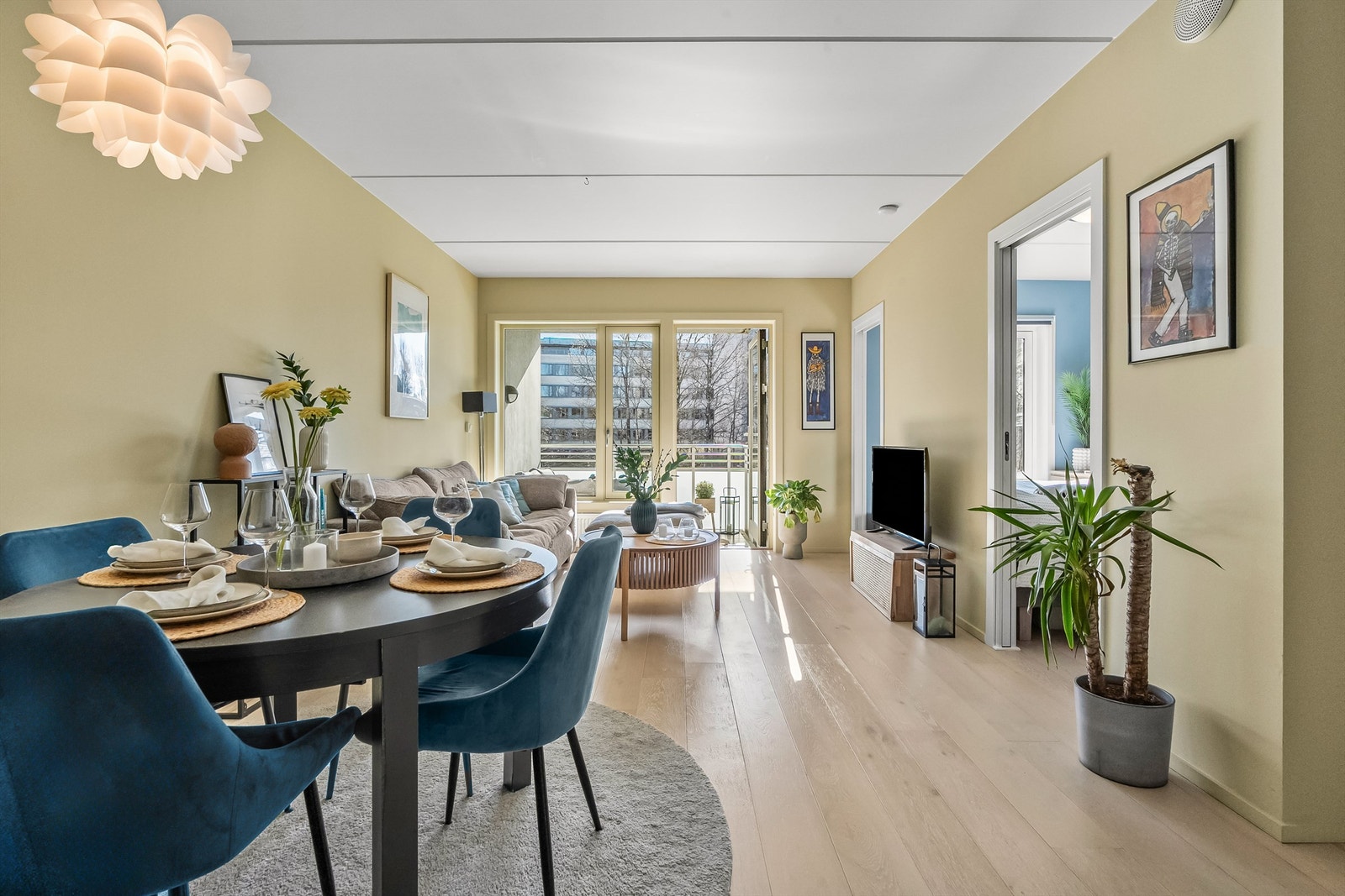 Boligen varmes opp via sentralfyr tilknyttet fjernvarme. Galleribilde