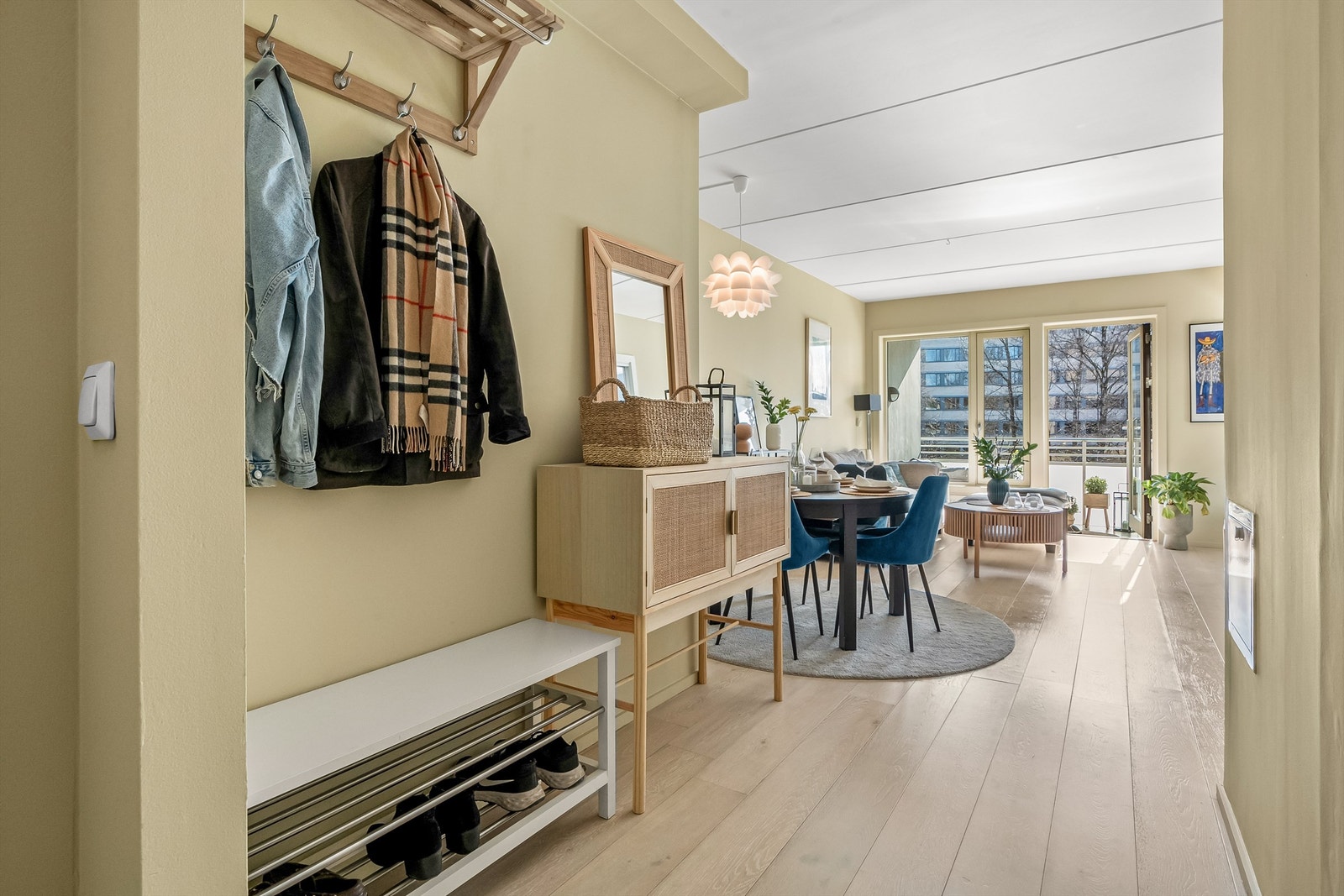 Lys entré med plass til å henge fra seg yttertøy og annet. Adkomst via felles trappegang med callinganlegg og heis. Galleribilde