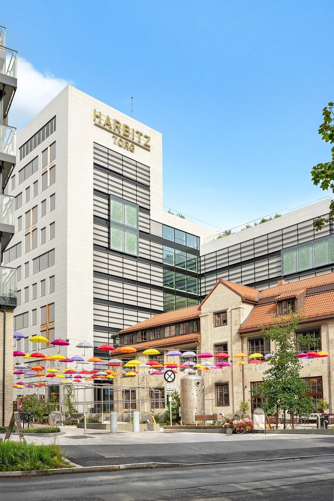 Harbitz torg tilbyr butikker, helsetilbud, restauranter og caféer. Galleribilde