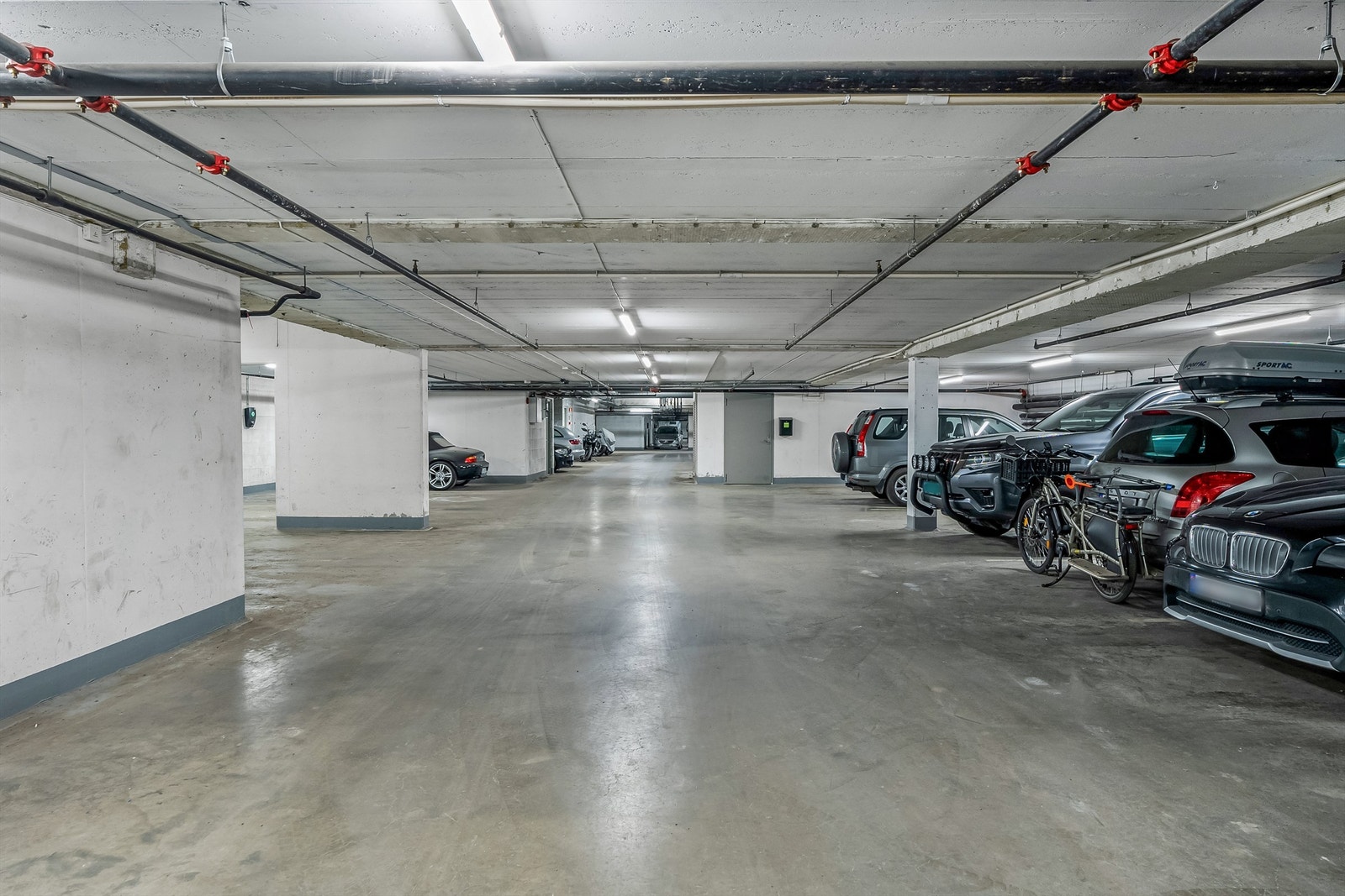 Sameiet har et garasjeanlegg i kjelleren. Det kan tidvis kan være mulig å leie parkeringsplass internt av beboere som eier plass.
Videre er det mulighet for parkering mellom 17.00-07.00 og helg på Multiconsult sin gjesteparkering. Galleribilde