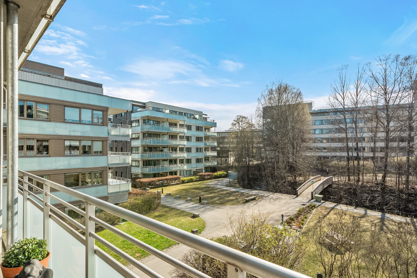 Hele leiligheten vender mot frodig indre gårdsrom, her har du idyllisk utsyn mot flotte grøntområder og Hoffselva. Helt skjermet for trafikk. Galleribilde