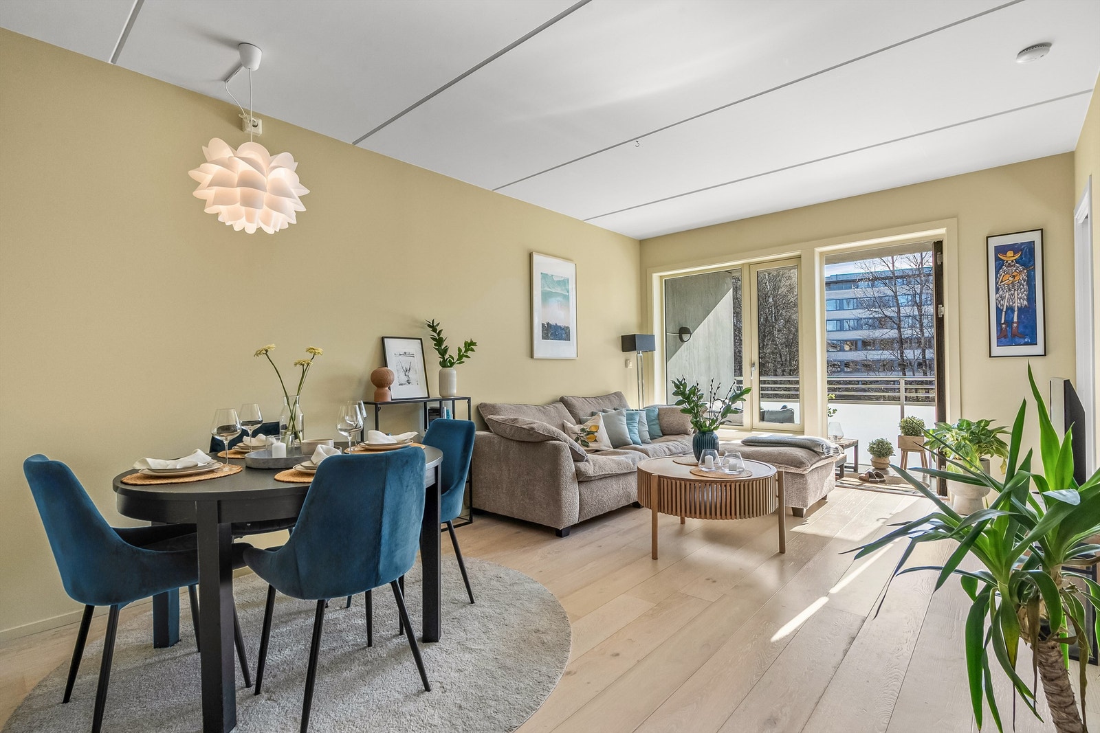 Her er det god plass for både spisebord og sofahjørne. Galleribilde