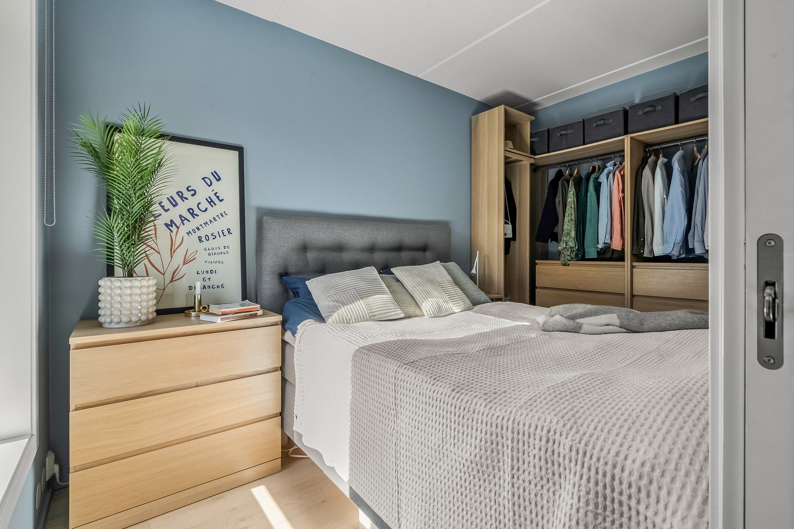 Her er man skjermet for støy og sjenanse fra gateplan, da hele leiligheten vender mot sameiets grøntområder. Galleribilde