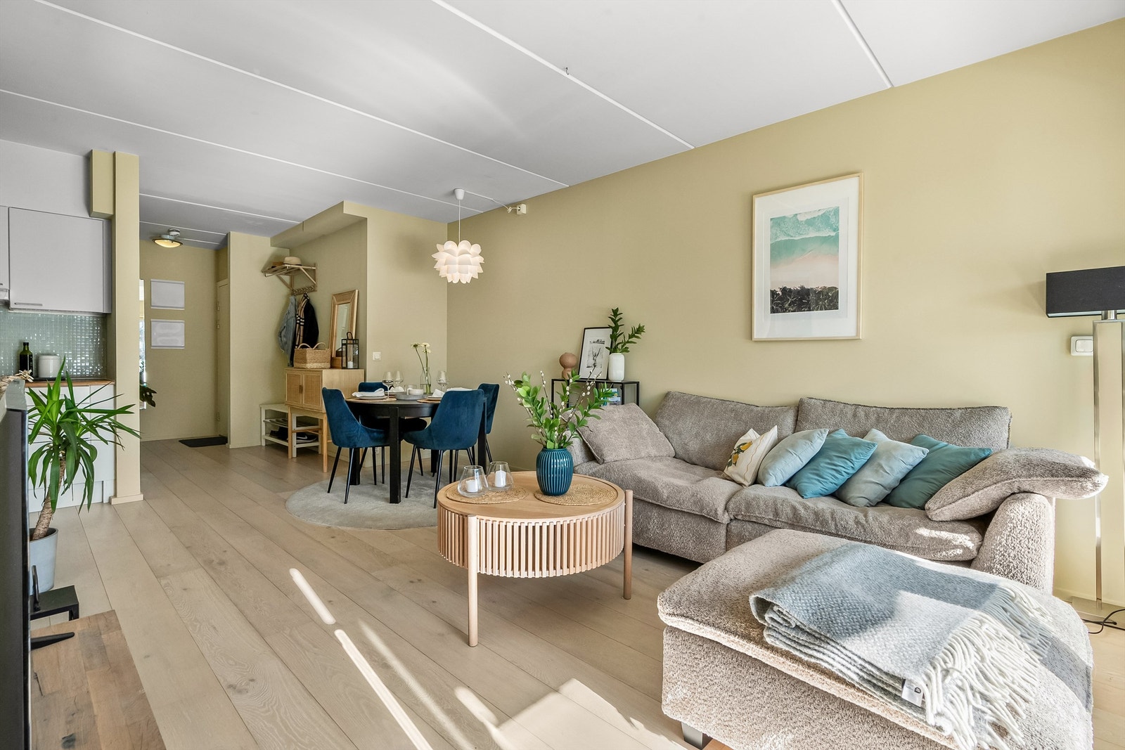 Stuen har er åpen løsning med kjøkkenet som skaper en sosial og åpen planløsning. Galleribilde