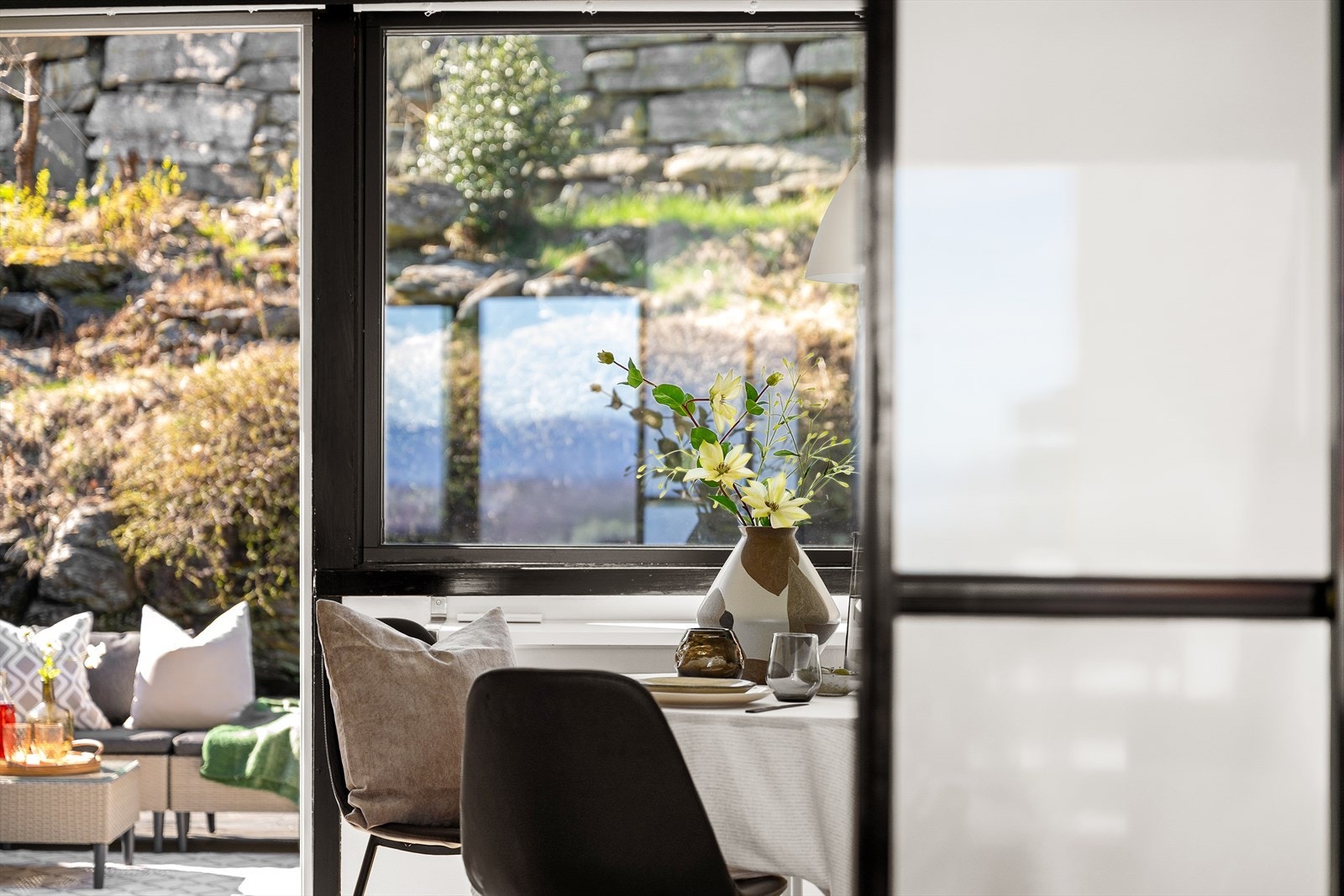 Fra kjøkkenet er det utgang til lun og skjermet terrasseplatting. Galleribilde