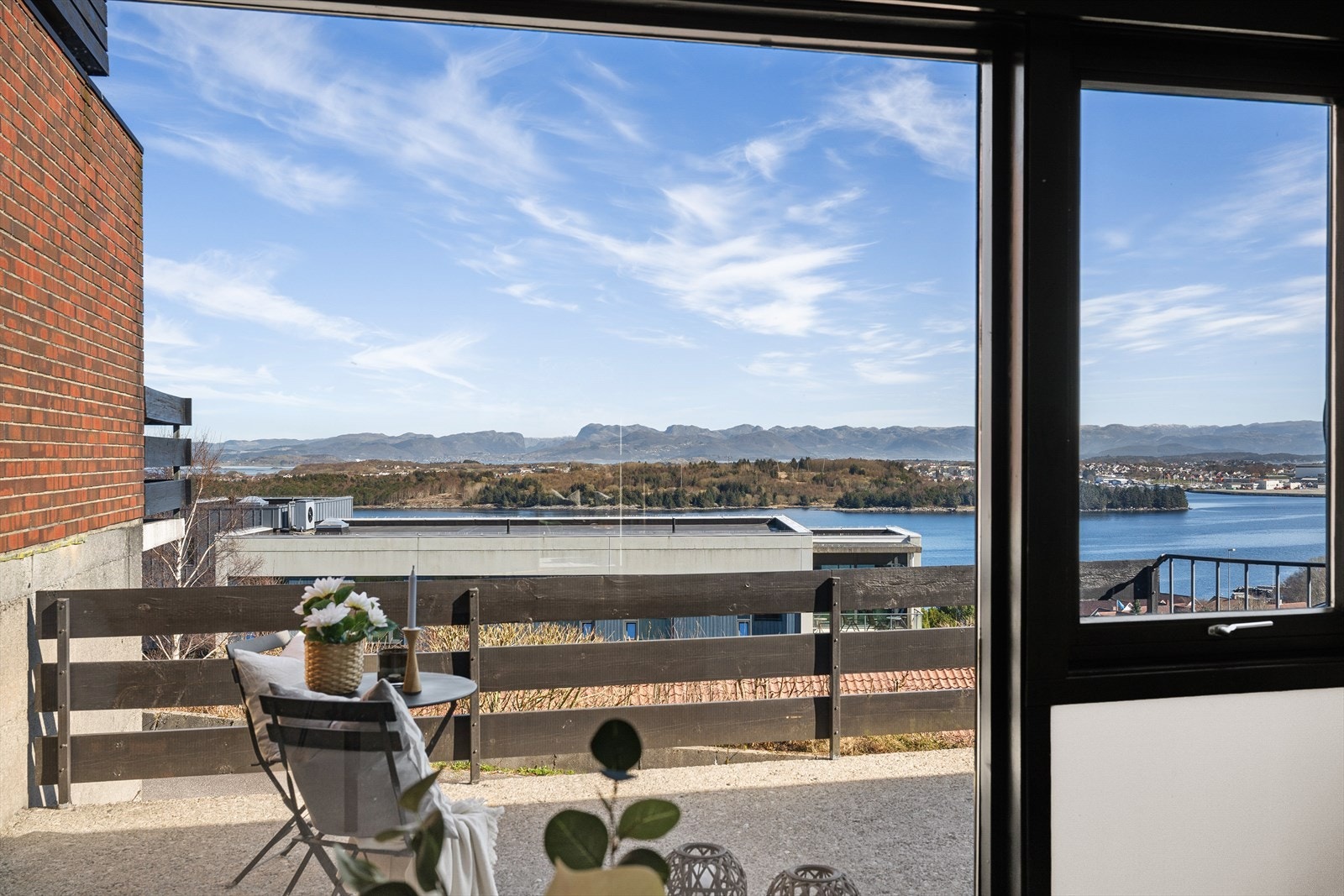 Store vindusflater vendt mot flott utsikt mot fjord og fjell. Galleribilde