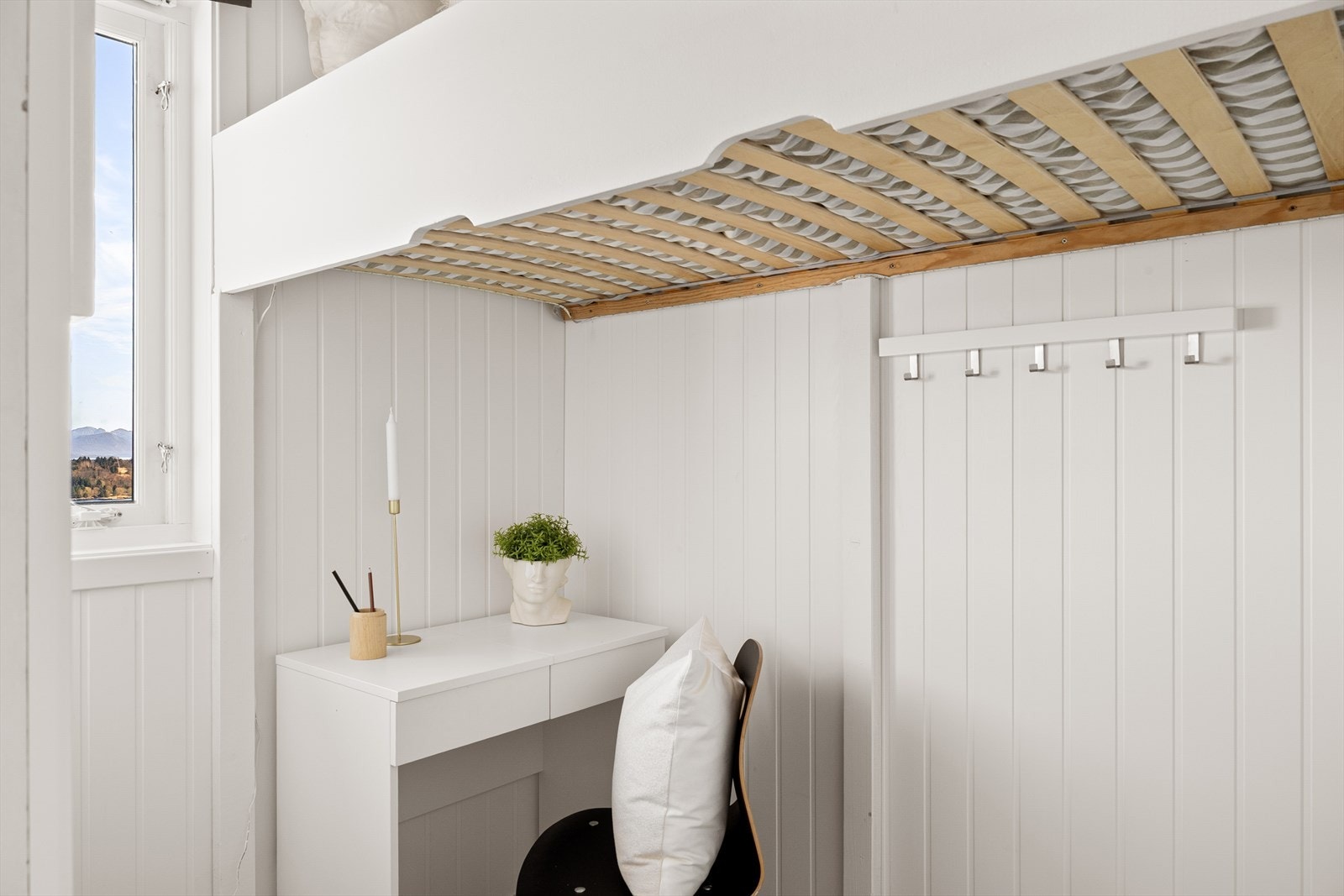 Innvendig bod som i dag er innredet som kontor. Dette rommet er mindre enn krav til rom for varig opphold. Galleribilde