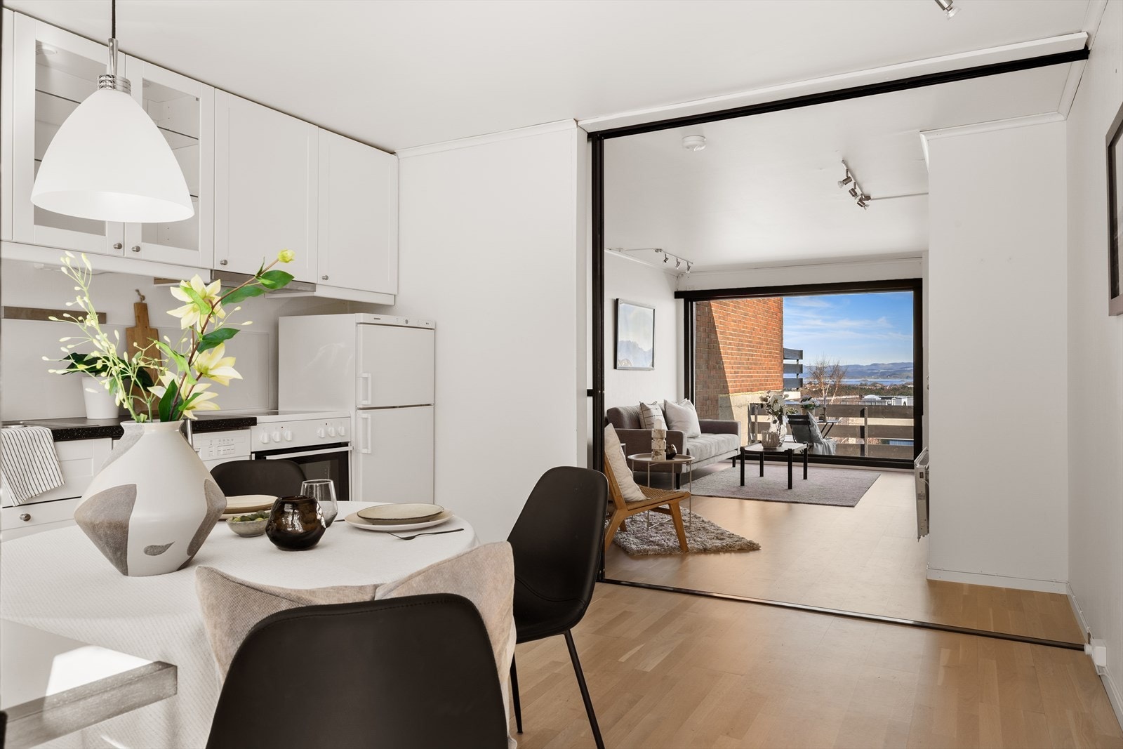 Hvitt kjøkken med profilerte fronter og benkeplate av laminat. Galleribilde
