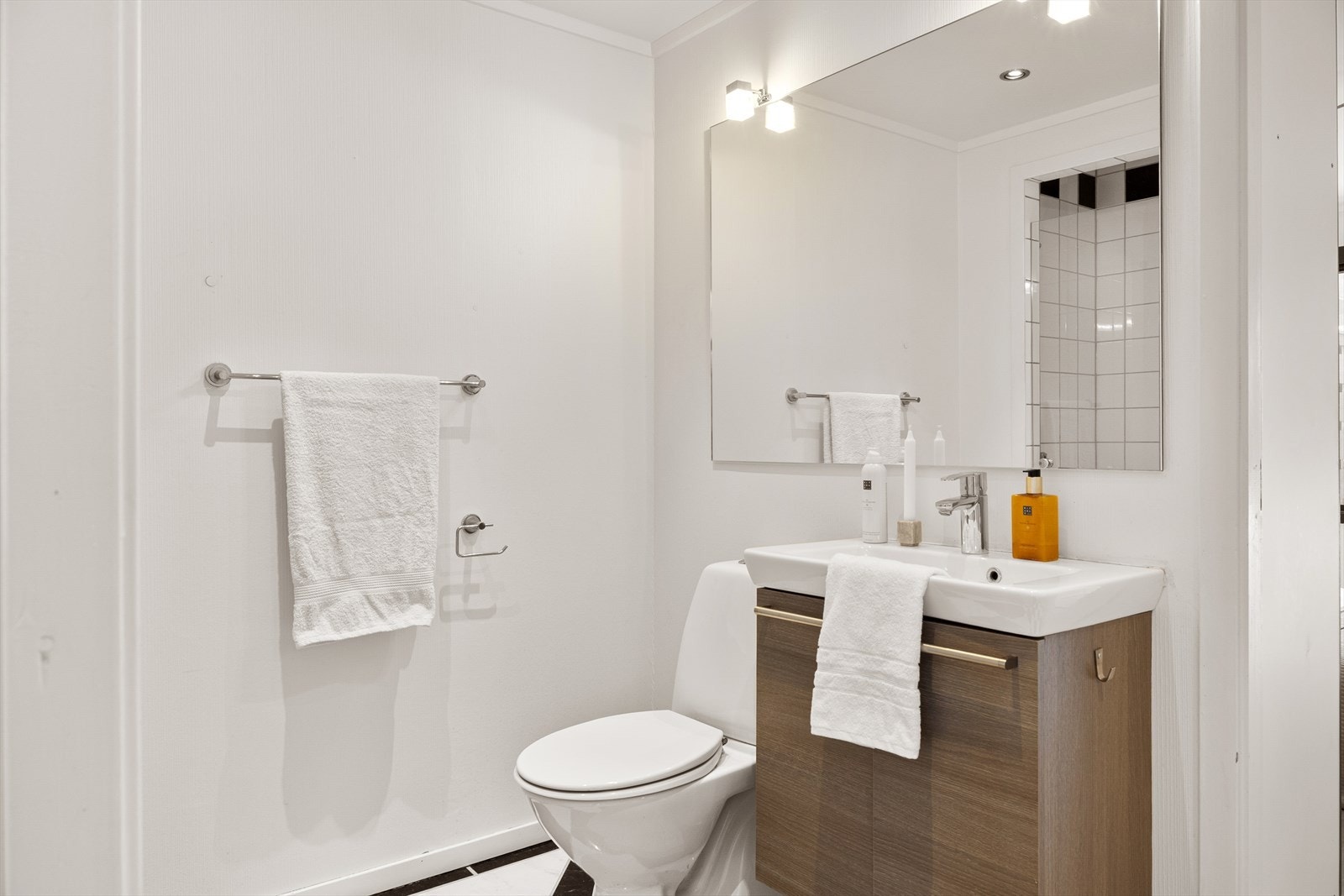 Badet er fra byggeåret, men det er lagt fliser over org belegg i 1998 Galleribilde