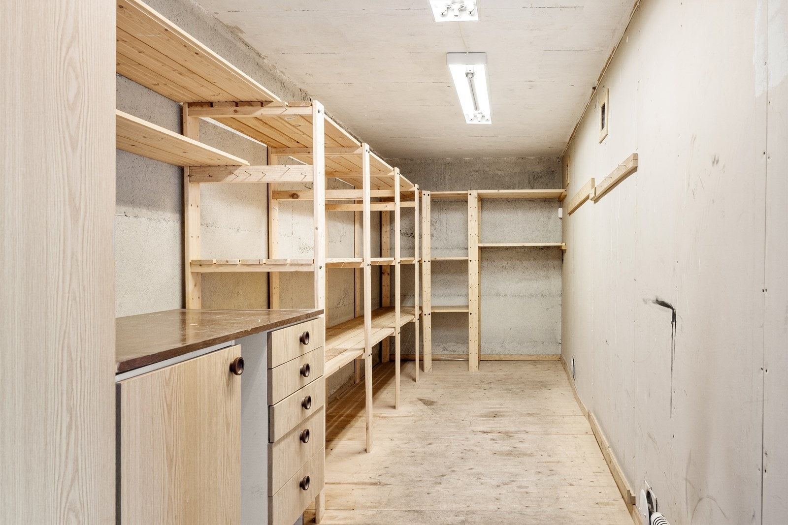 Ved parkeringsplassen er det dør inn til romslig bod med plass til ekstra oppbevaring. Galleribilde