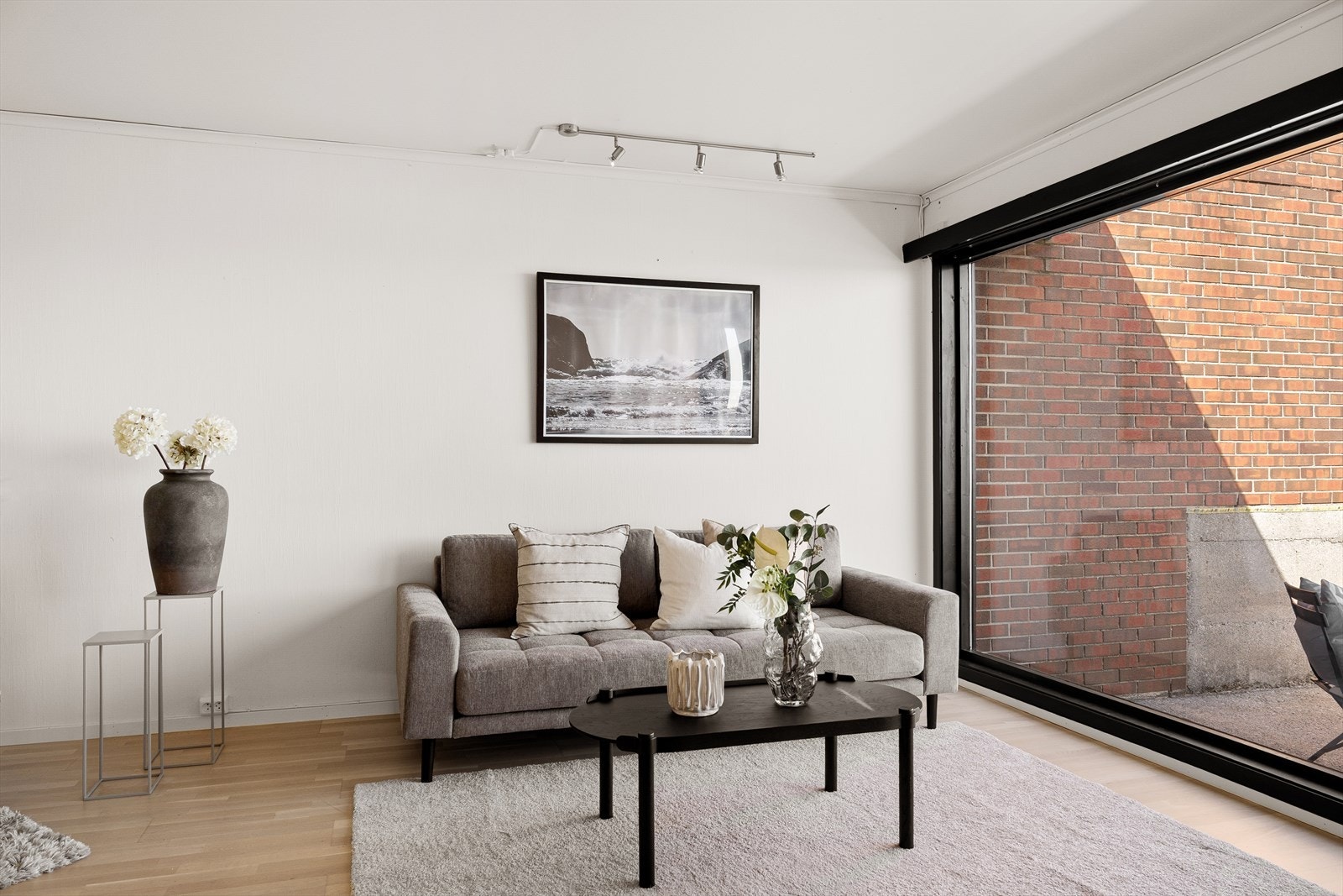 Lys stue med god plass til sofagruppe. Galleribilde