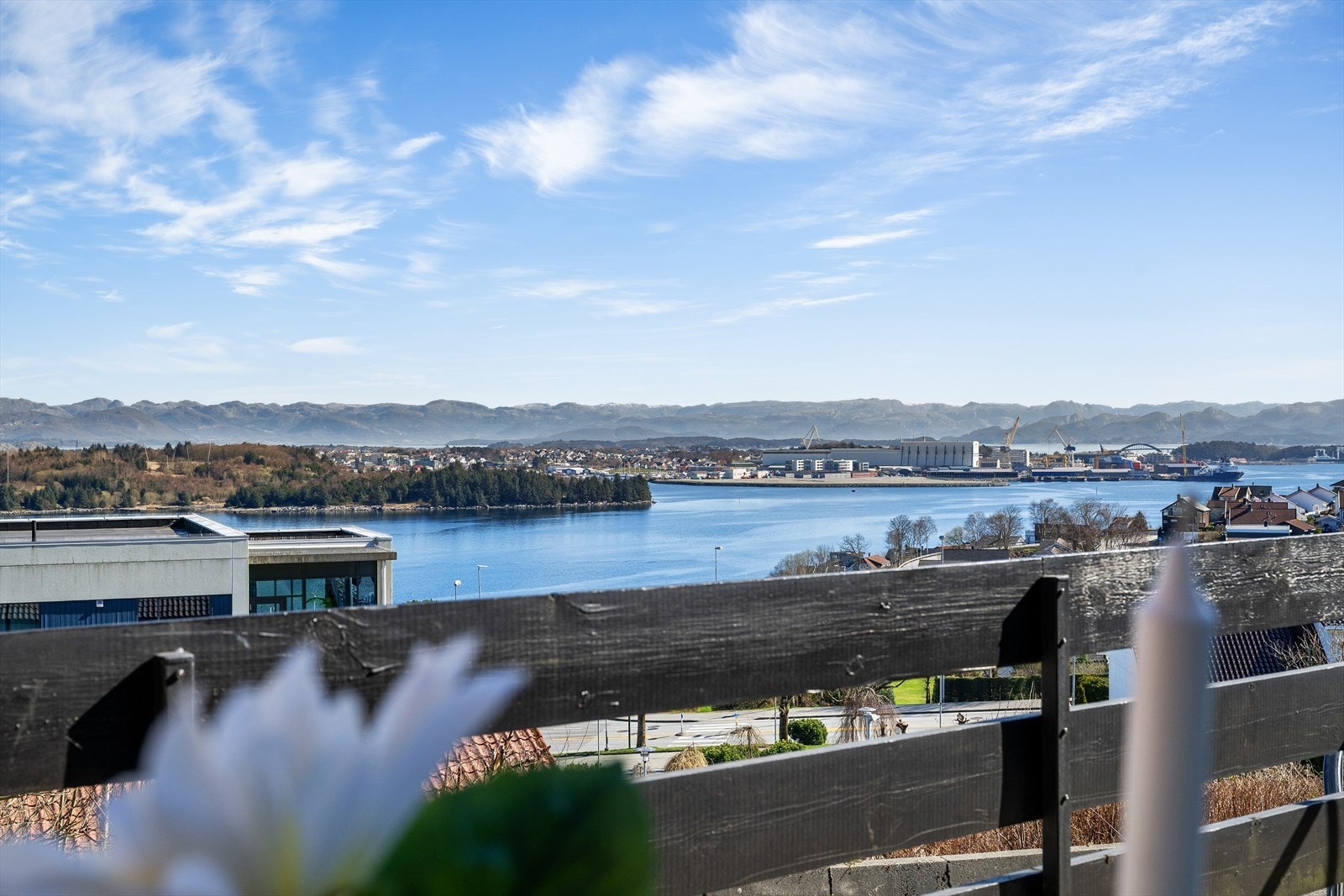 Ved inngangspartiet til boligen er det en platting med plass til en liten sittegruppe, hvor man kan nyte morgenkaffen mens man beundrer den vakre utsikten mot Byfjorden. Galleribilde