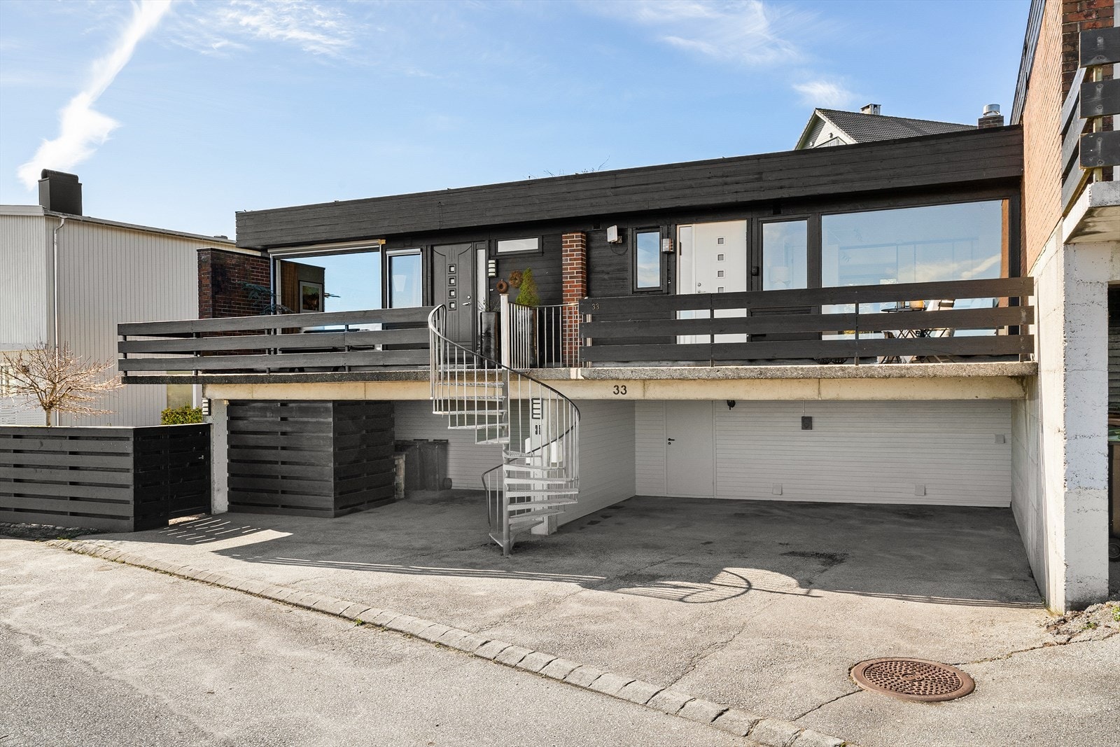 En parkeringsplass med elbillader i carport Galleribilde