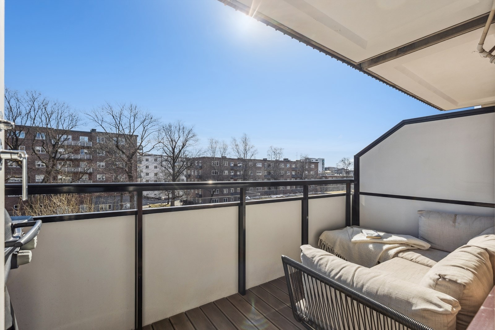 Fra stuen er det utgang til en luftig balkong med flott utsikt Galleribilde