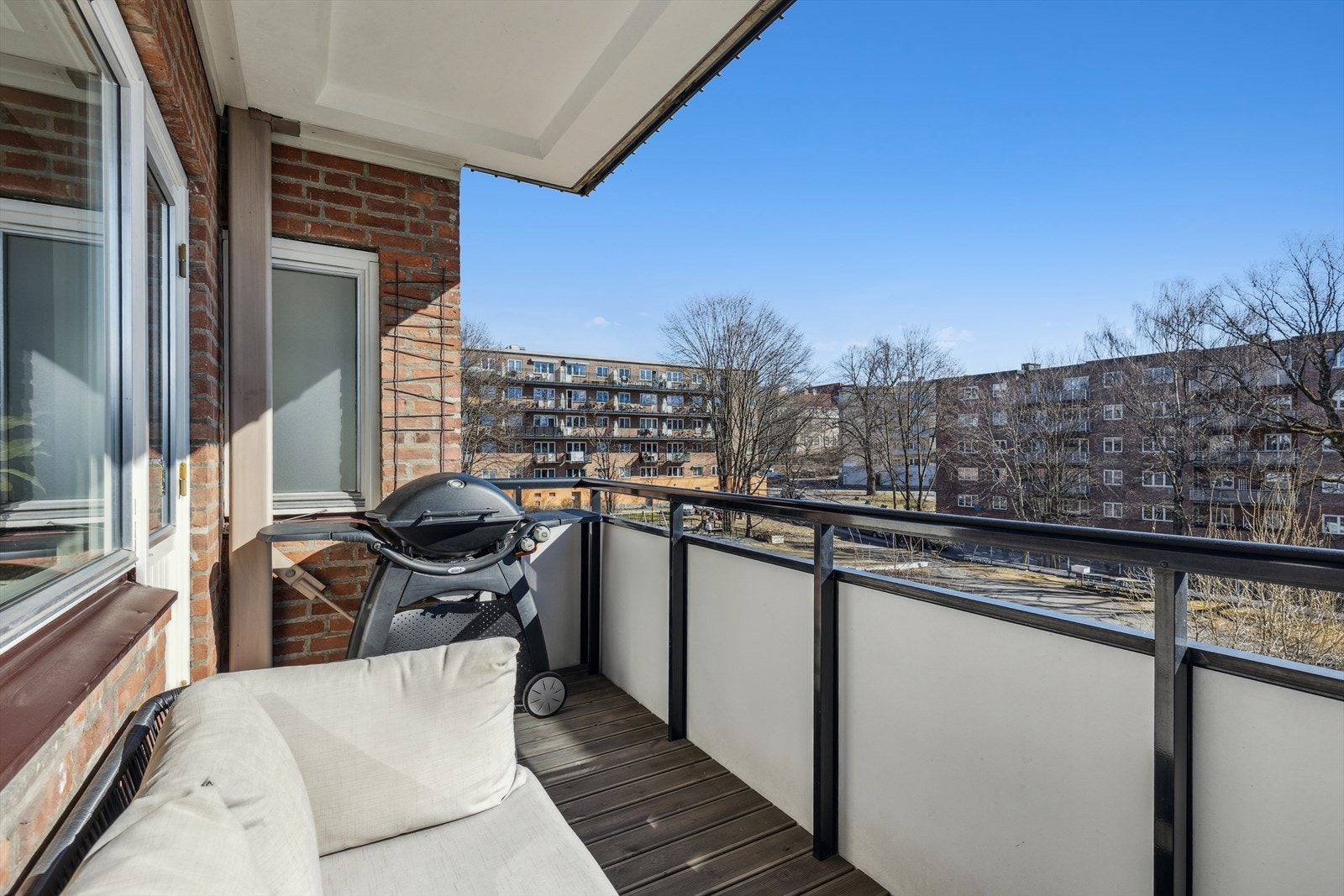 På balkong er det plass til både sittegruppe og grill Galleribilde