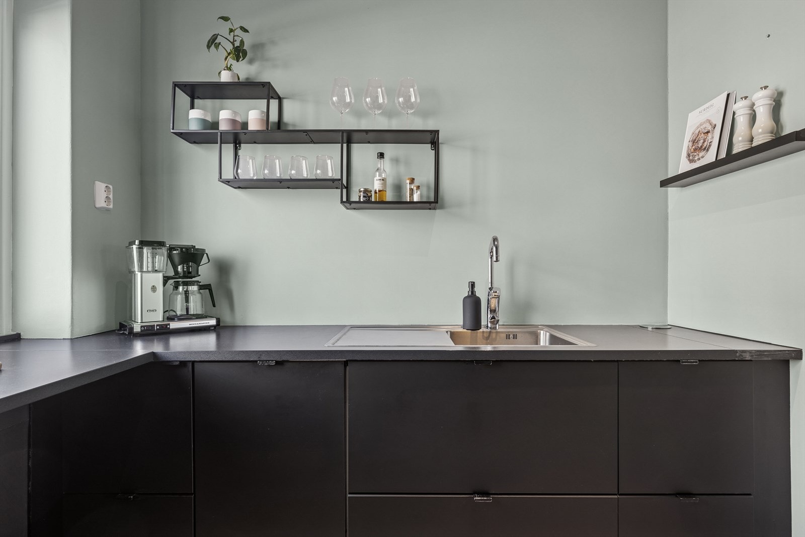 Kjøkkenet er utstyrt med integrert oppvaskmaskin som medfølger boligen Galleribilde